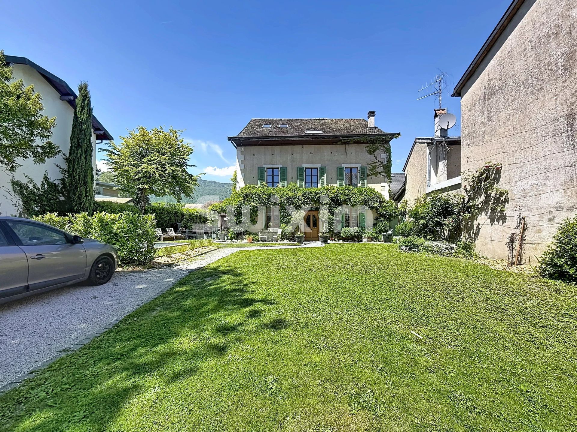 house 10 Rooms for sale on Divonne-les-Bains (01220)