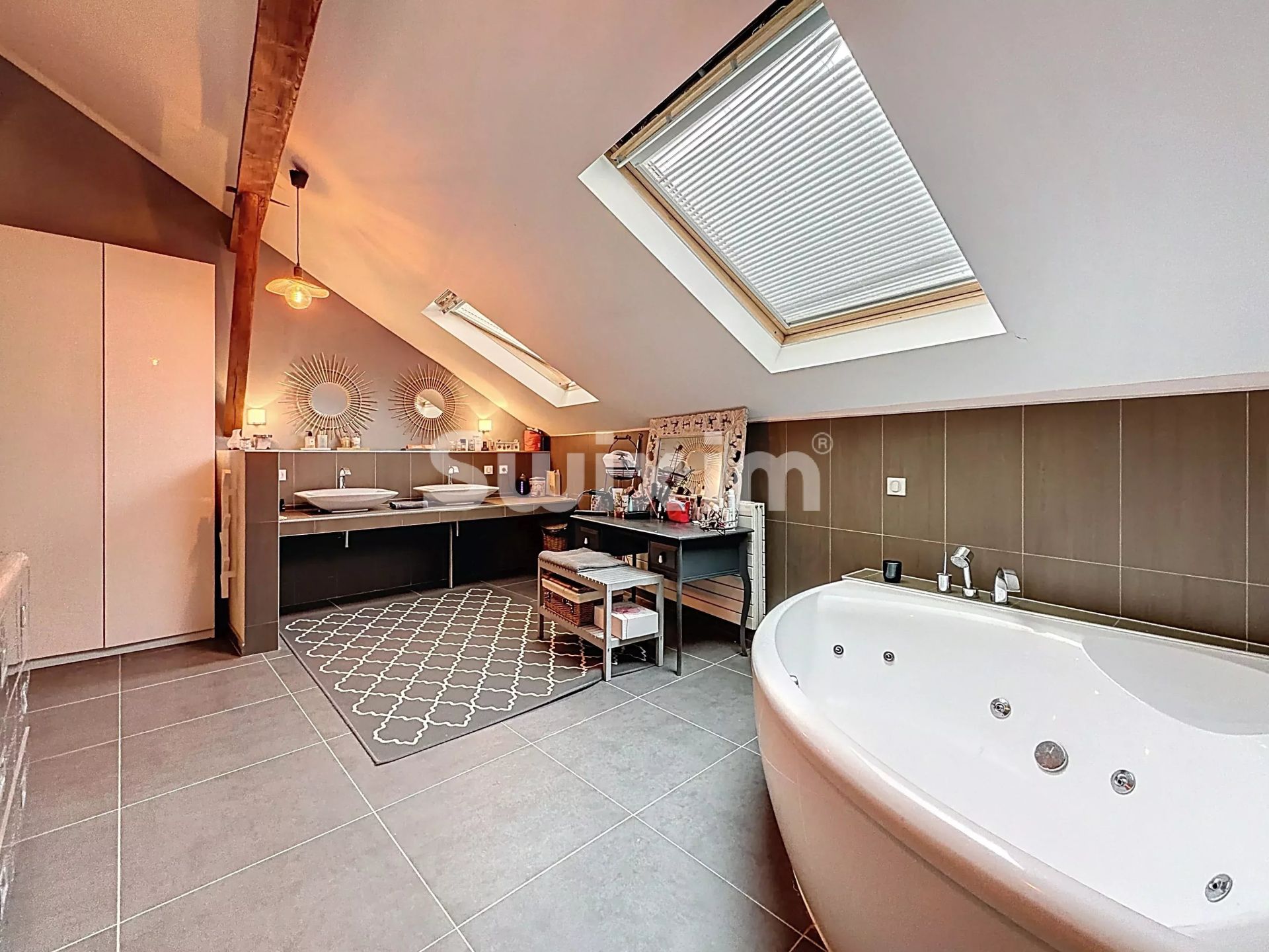 house 10 Rooms for sale on Divonne-les-Bains (01220)
