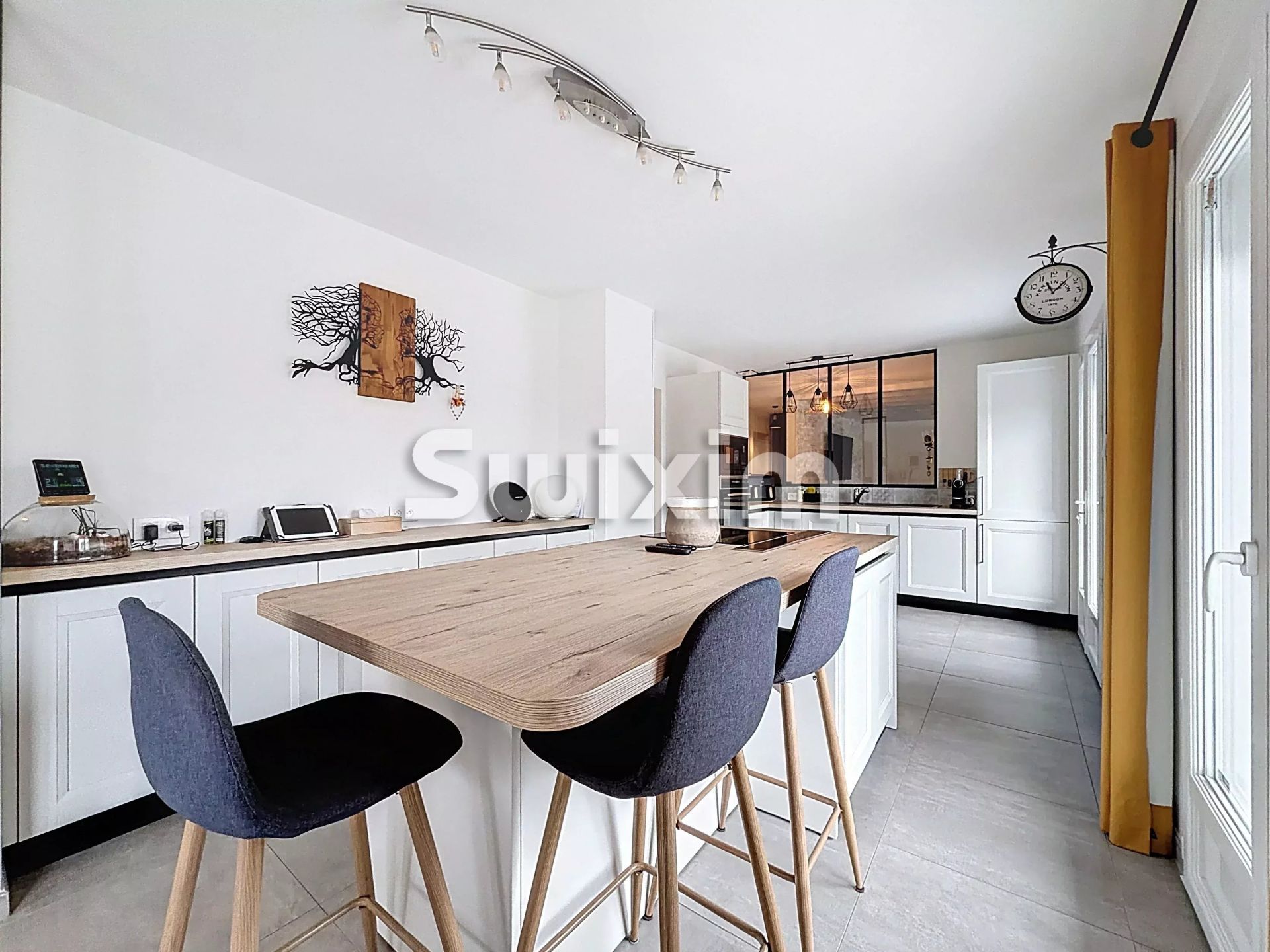 house 8 Rooms for sale on Divonne-les-Bains (01220)