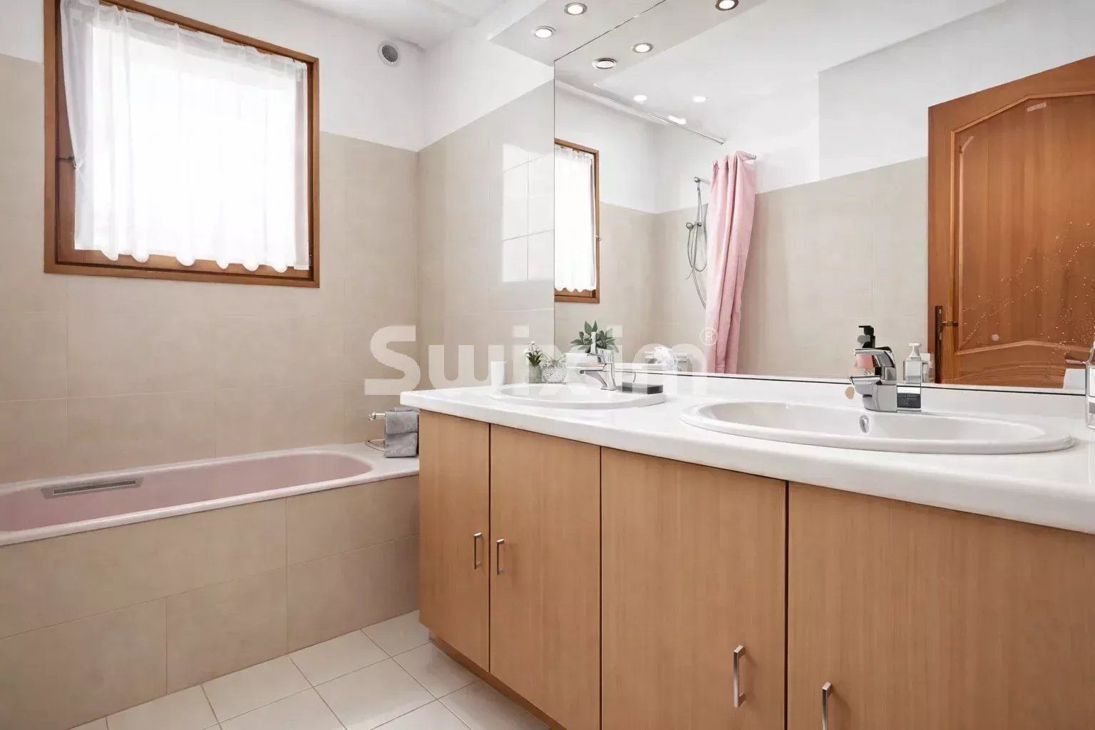 house 7 Rooms for sale on Ornex (01210)