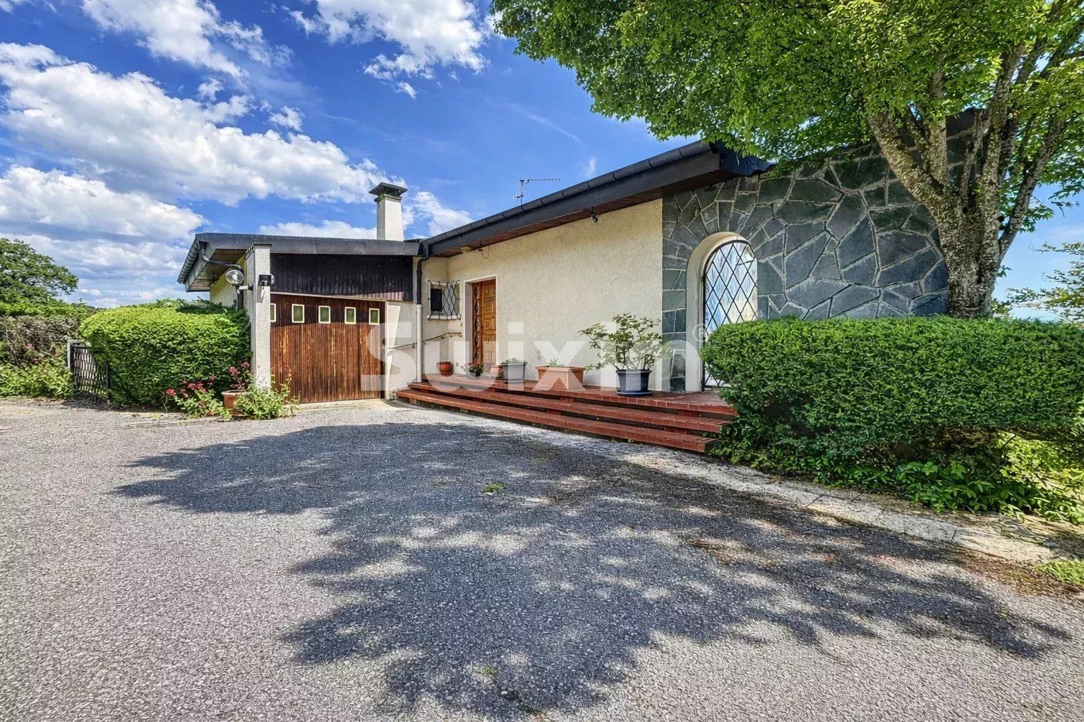 house 6 Rooms for sale on Grilly (01220)