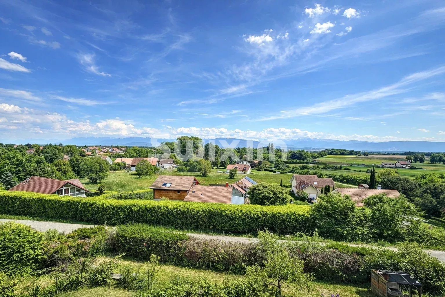 house 6 Rooms for sale on Grilly (01220)