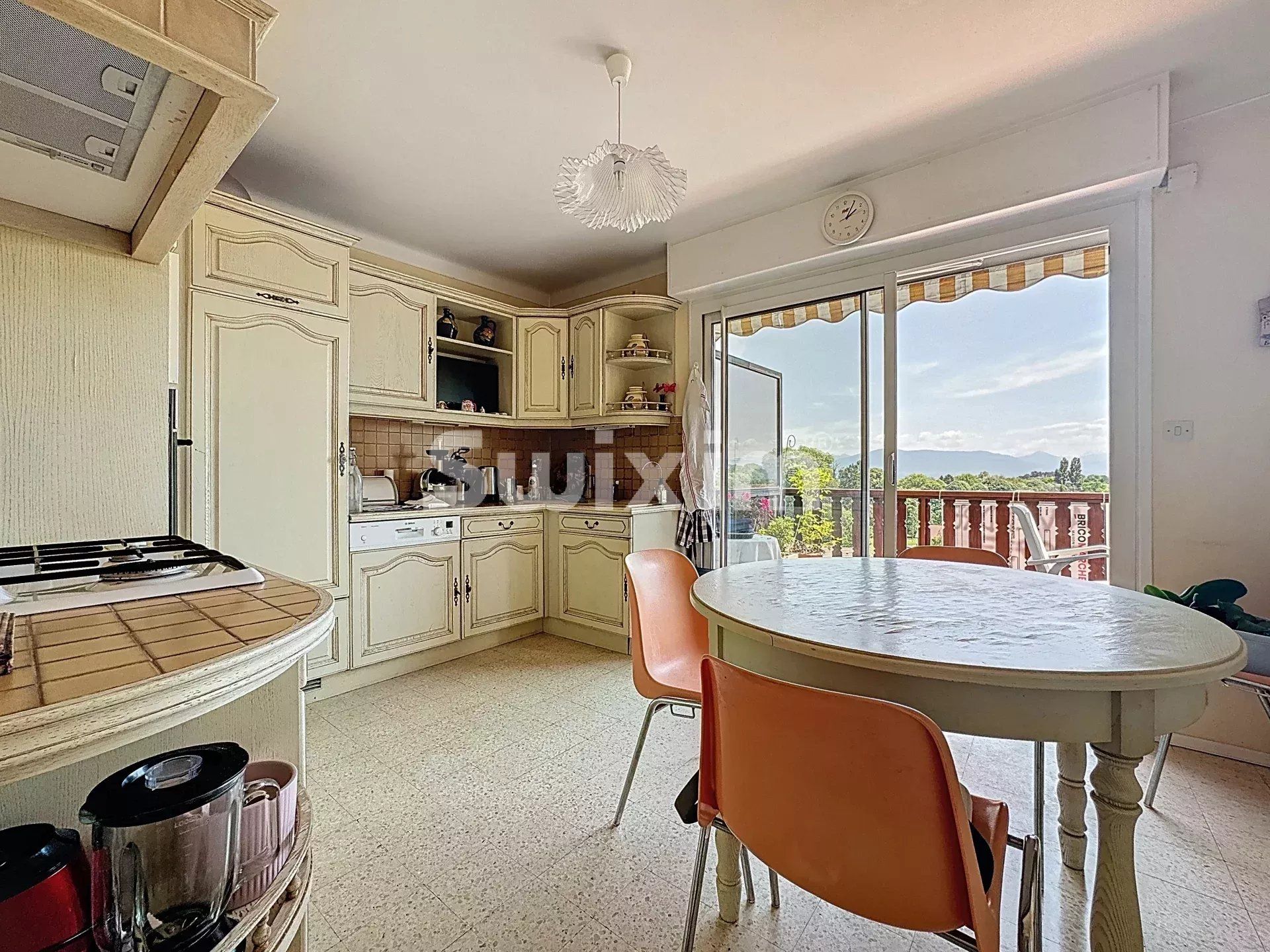 house 6 Rooms for sale on Grilly (01220)