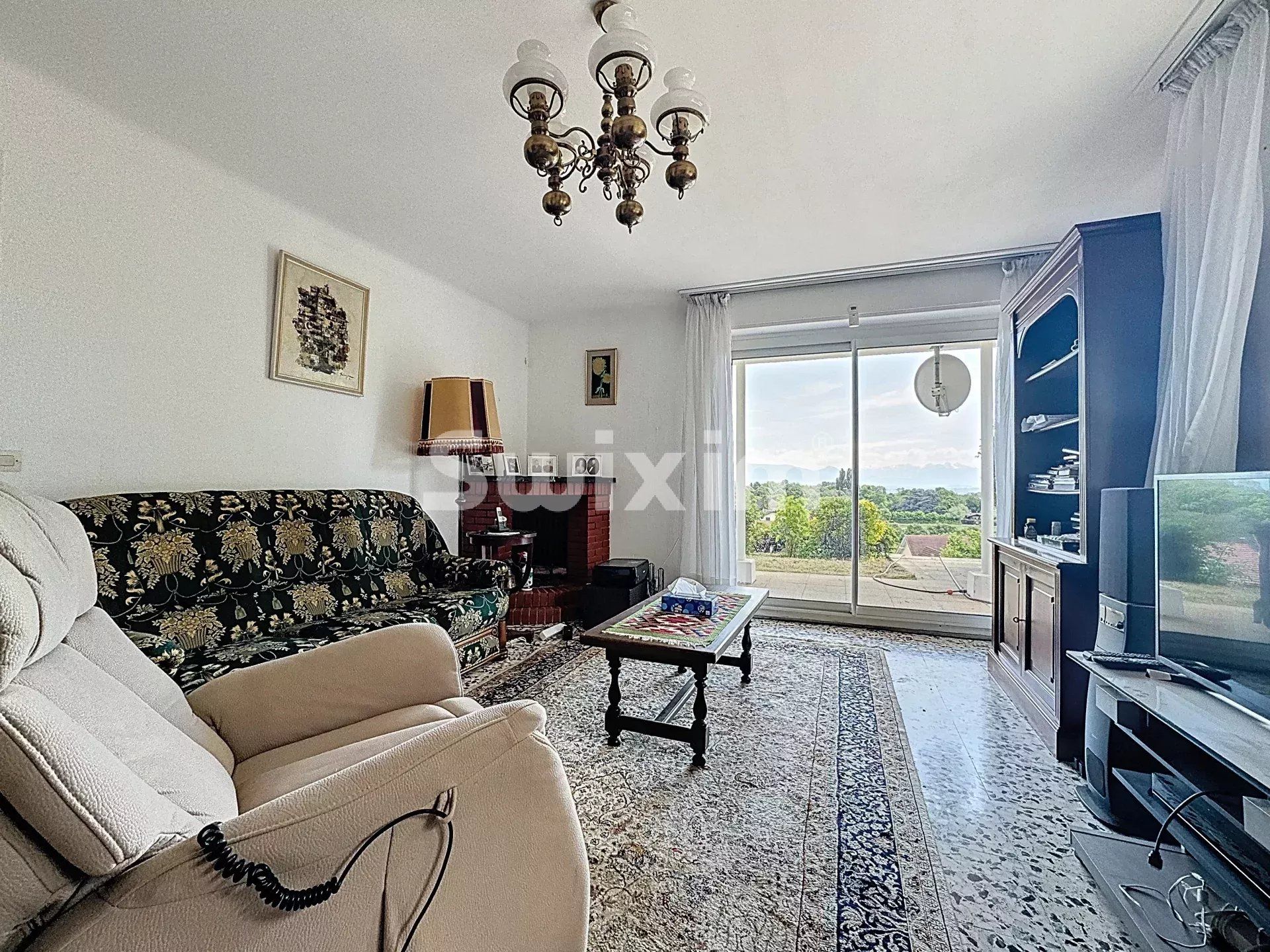 house 6 Rooms for sale on Grilly (01220)