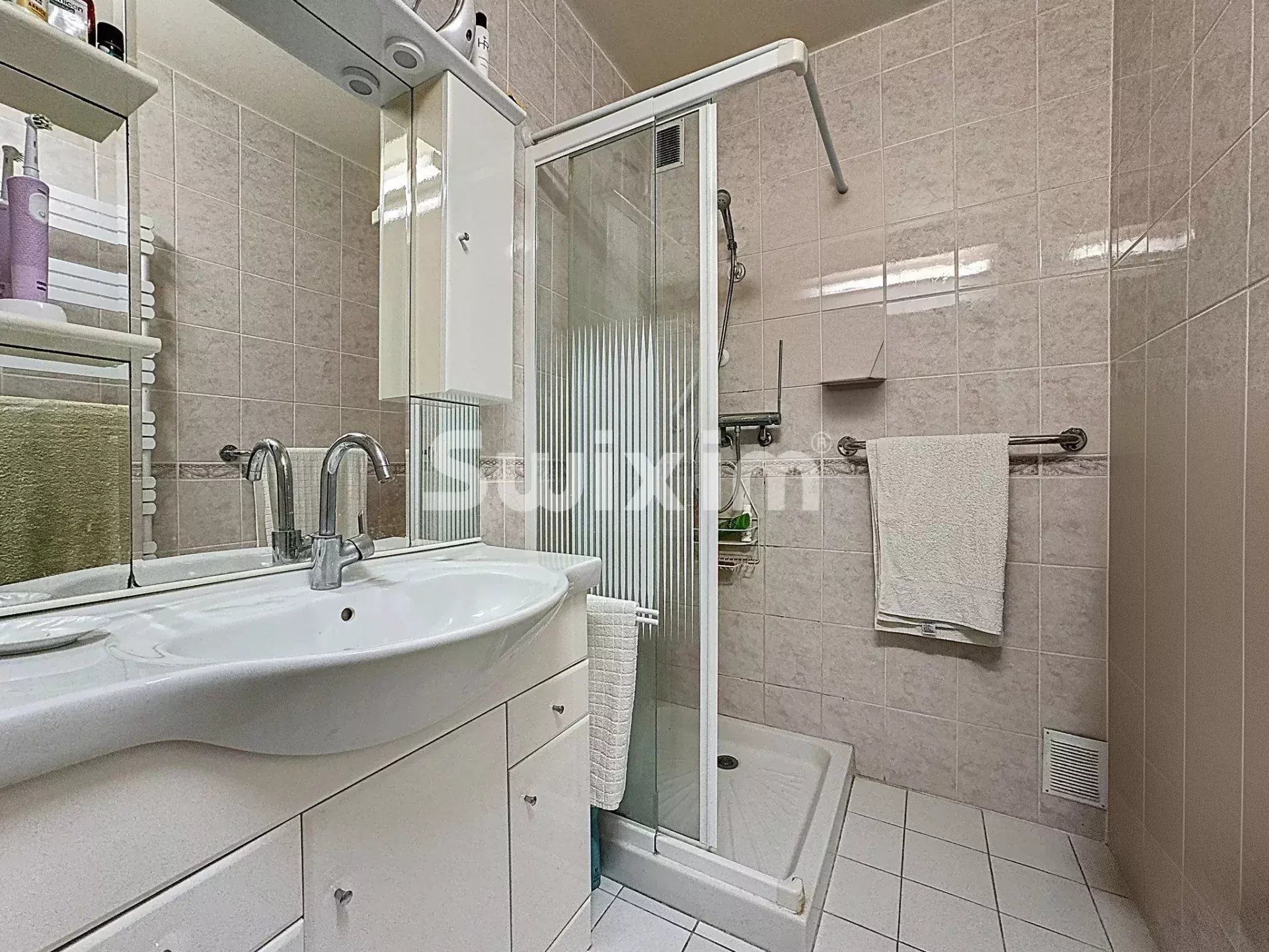 house 6 Rooms for sale on Grilly (01220)