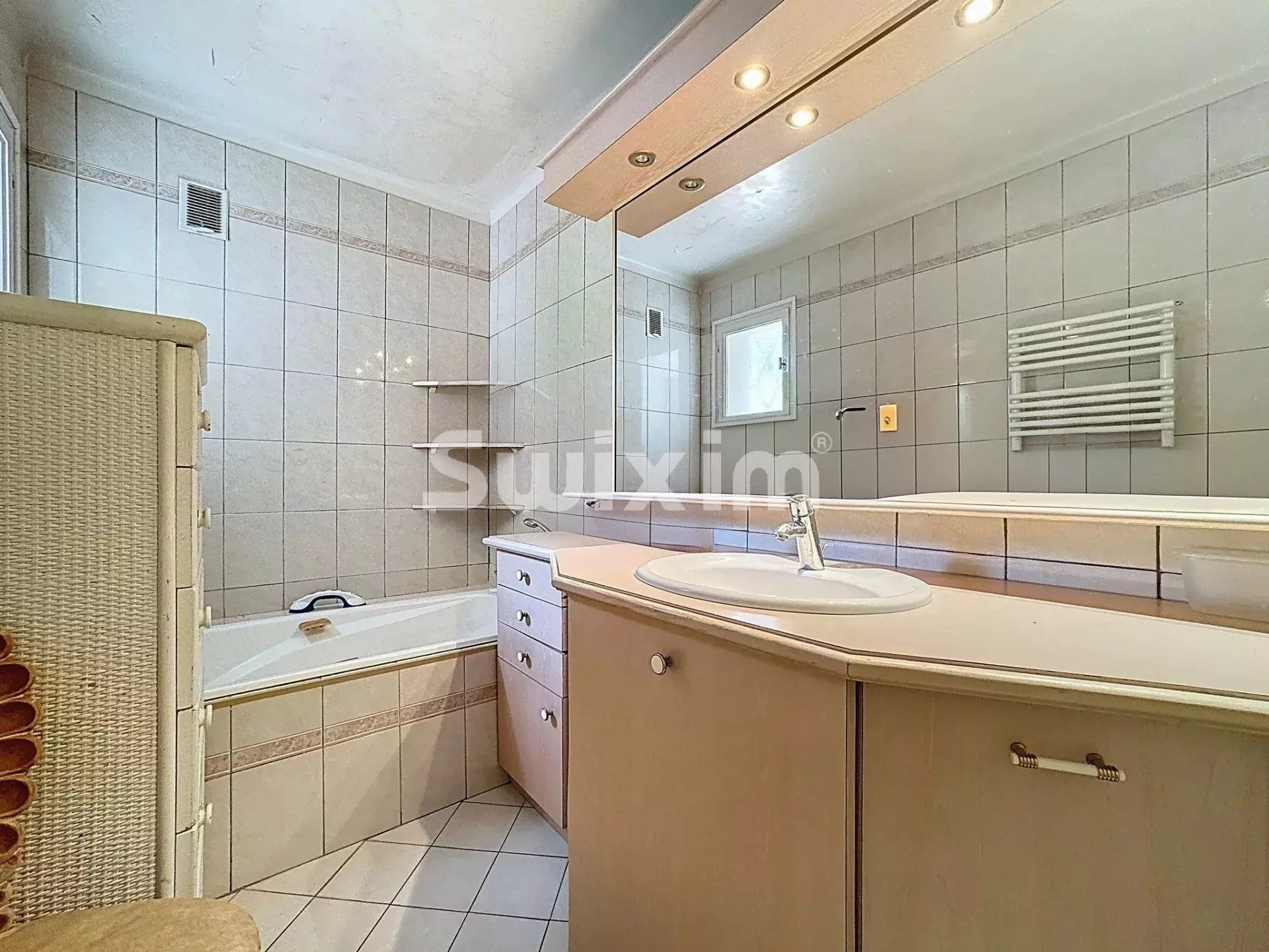 house 6 Rooms for sale on Grilly (01220)