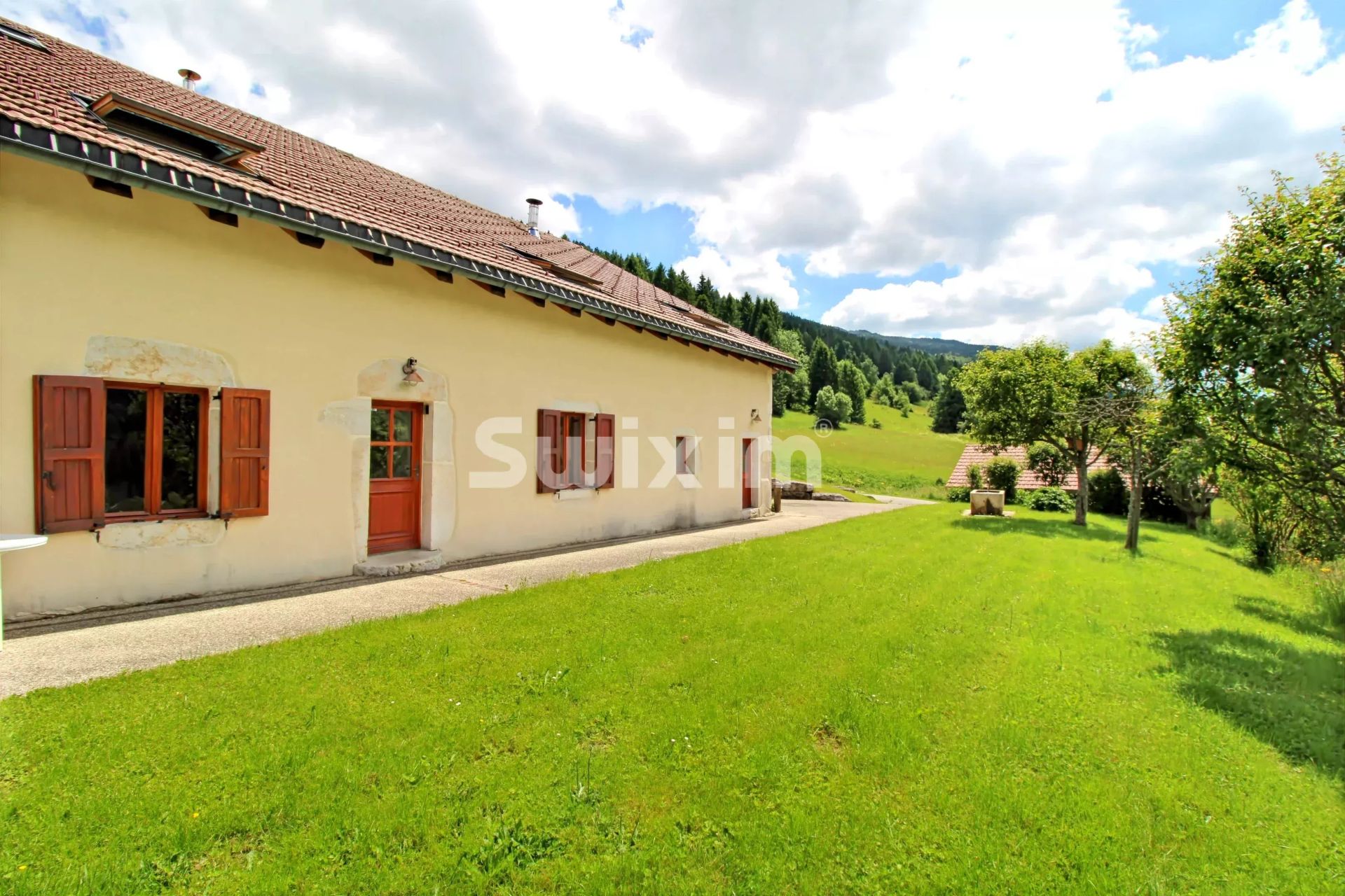 house 7 Rooms for sale on Mijoux (01170)