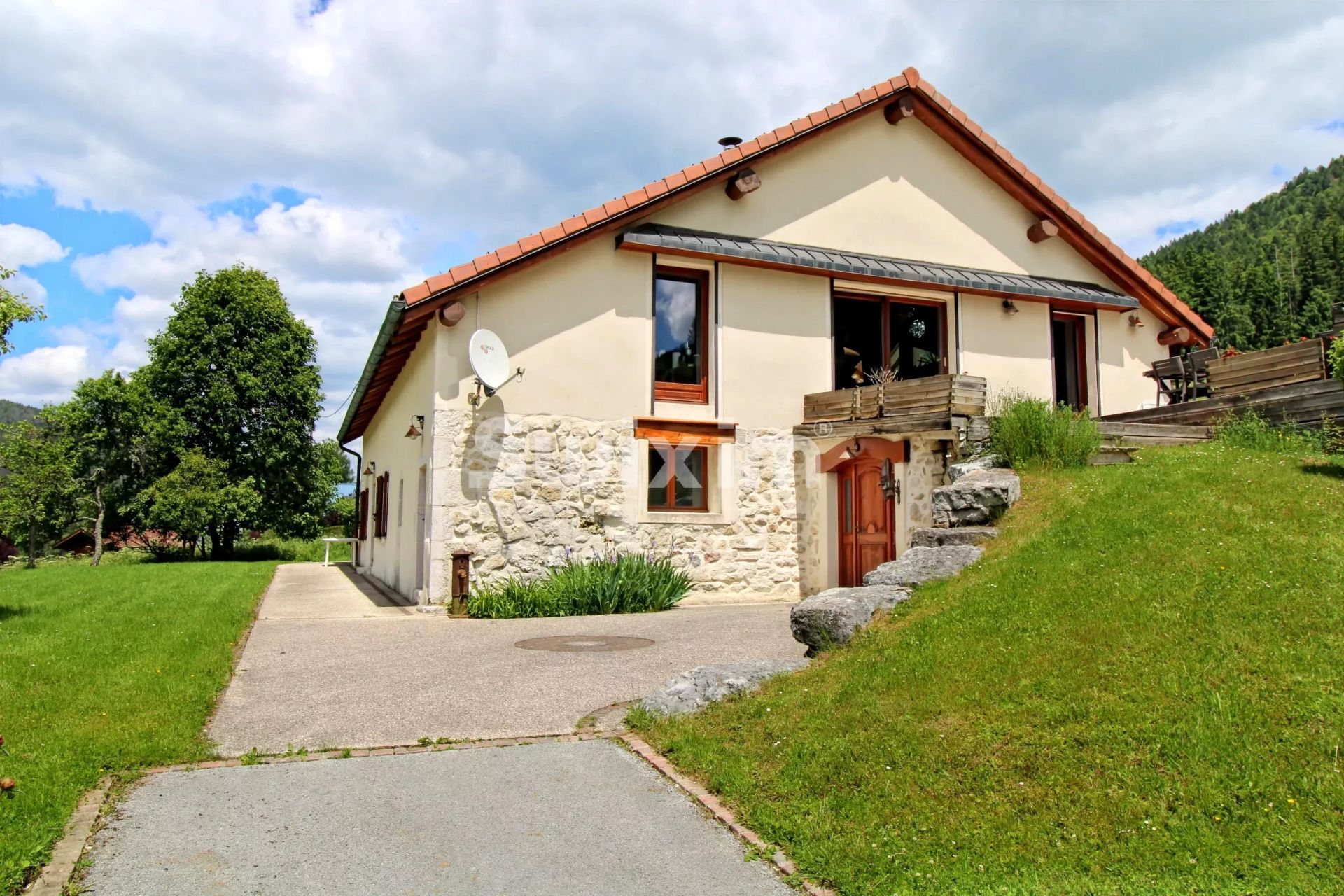 house 7 Rooms for sale on Mijoux (01170)