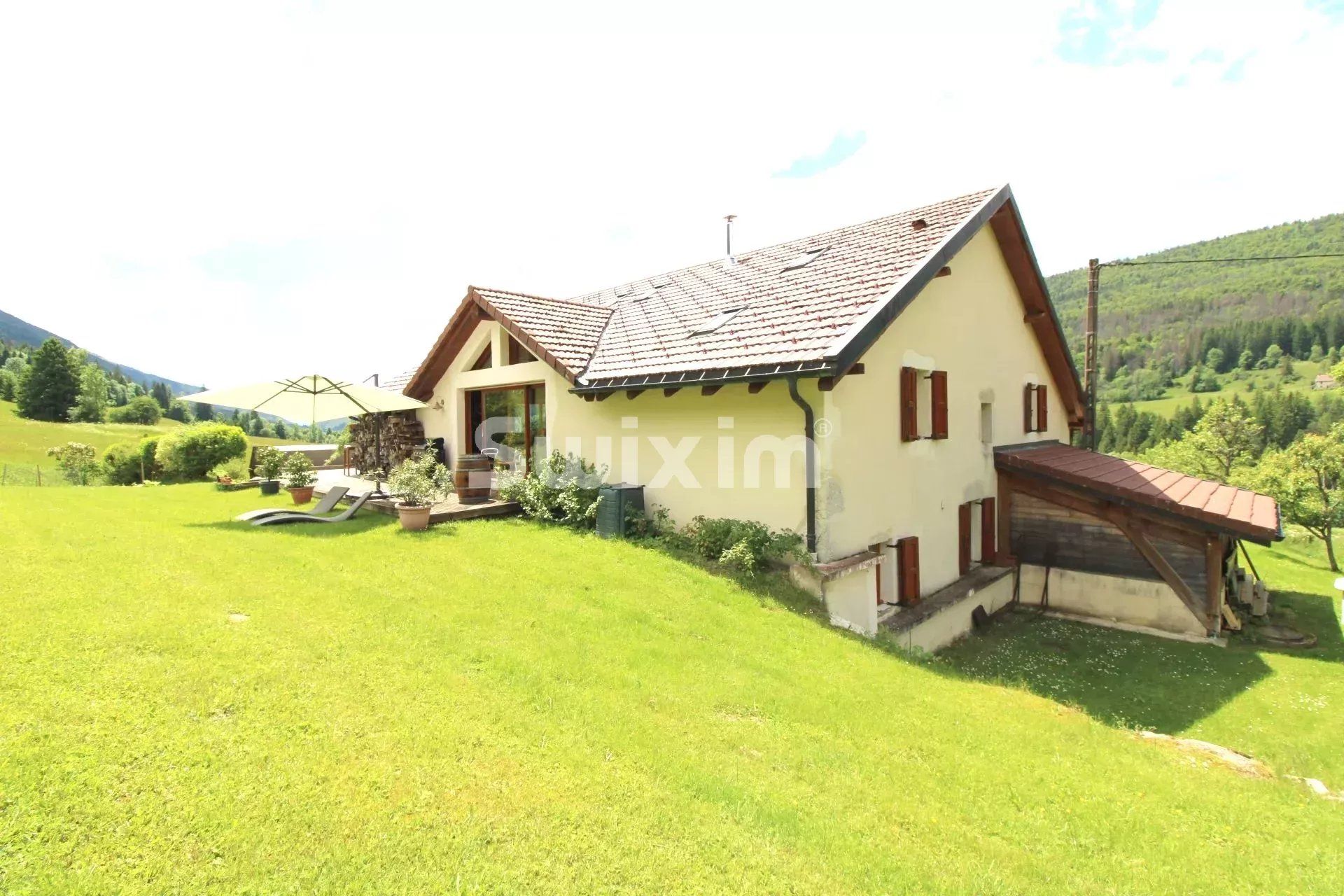 house 7 Rooms for sale on Mijoux (01170)