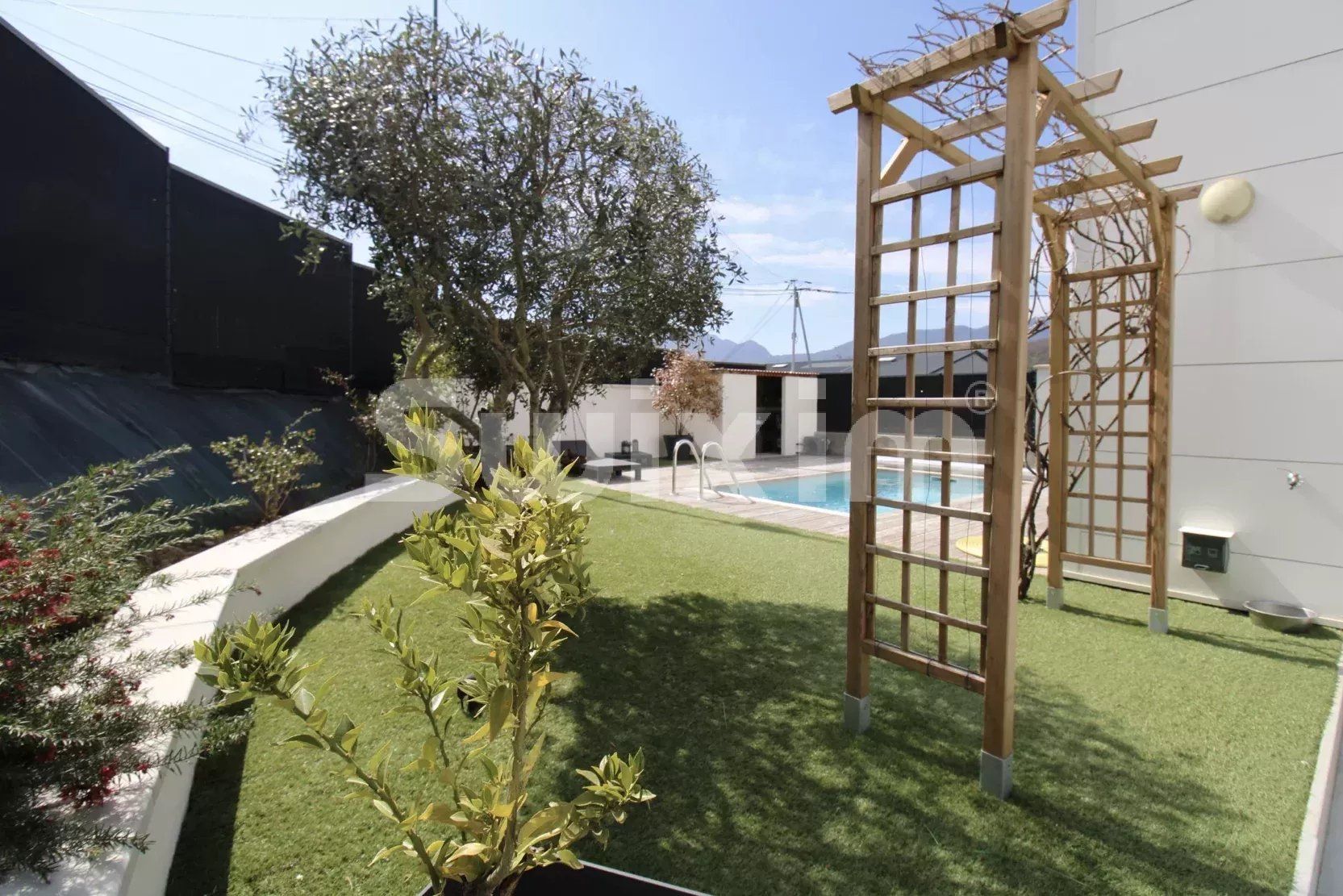 house 8 Rooms for sale on Aix-les-Bains (73100)