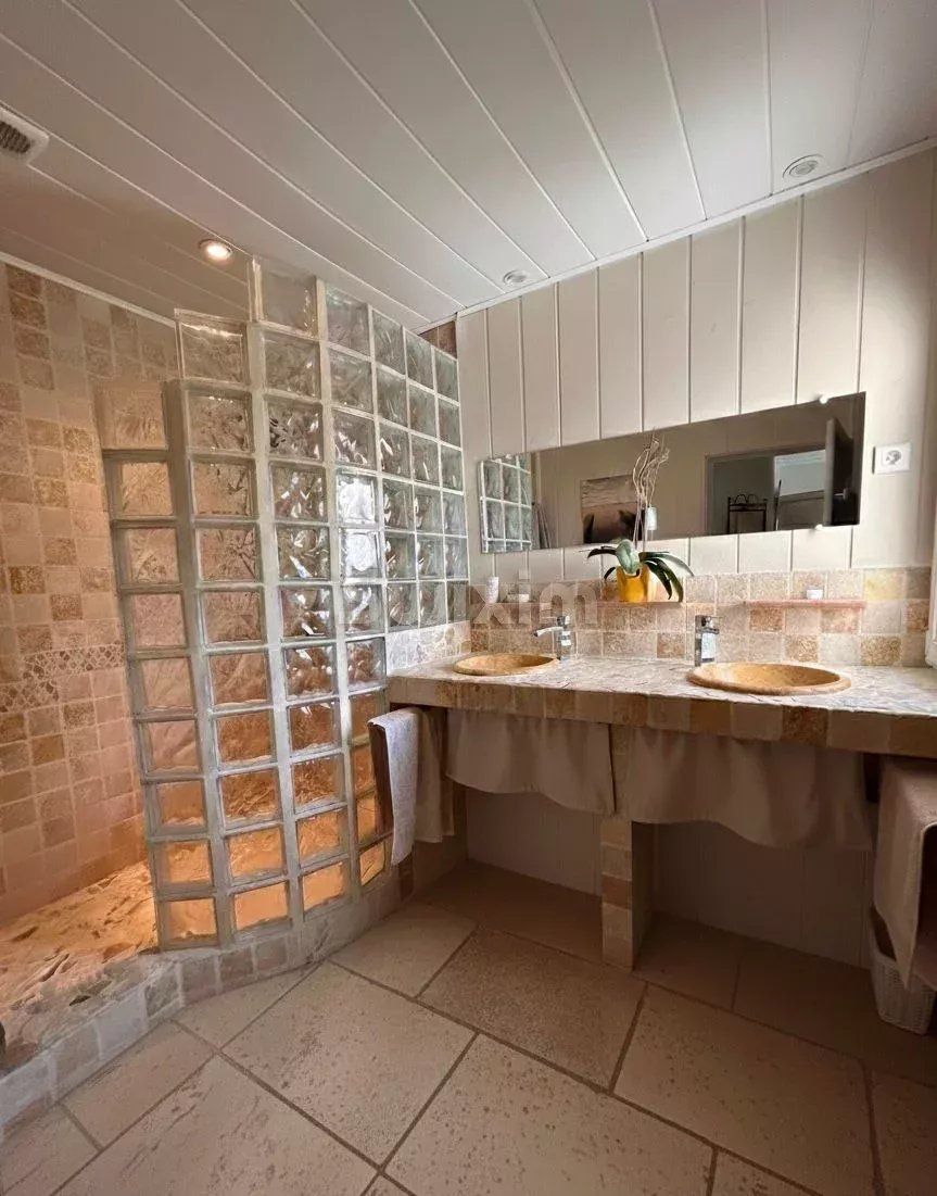 villa 5 Rooms for sale on Alès (30100)