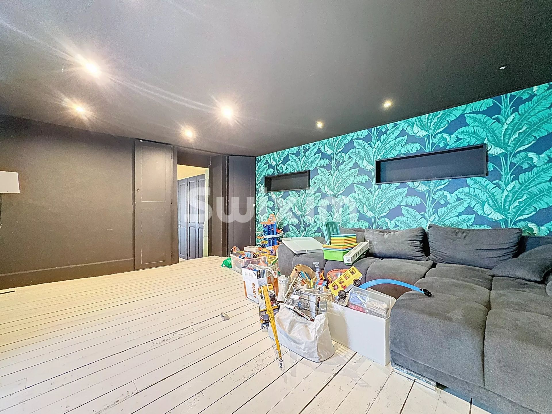 house 8 Rooms for sale on Thoiry (01710)