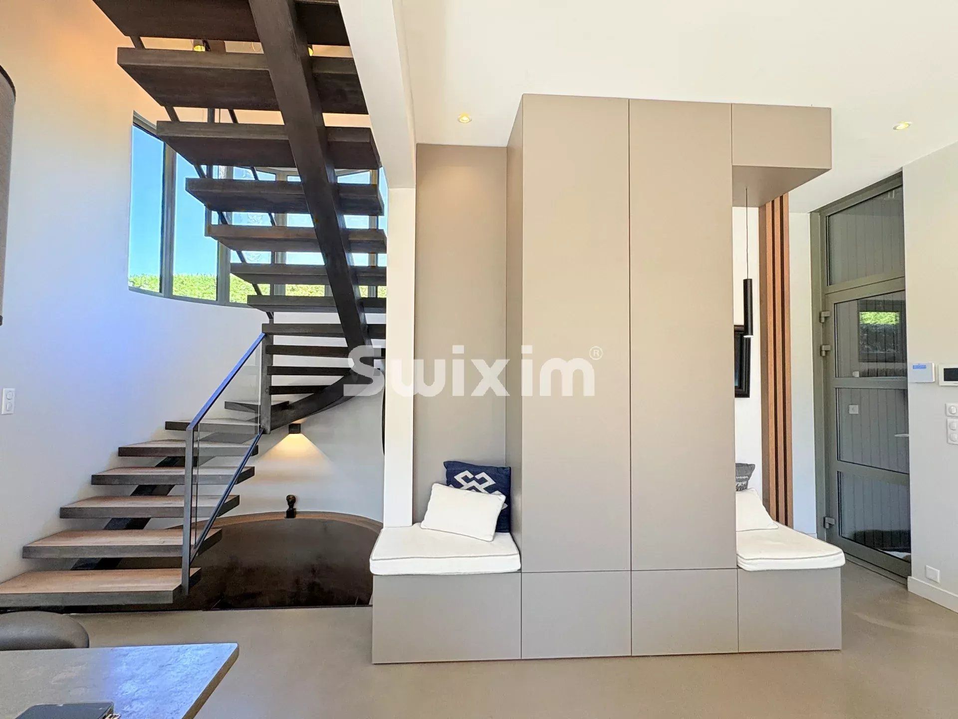 house 6 Rooms for sale on Saint-Raphaël (83700)