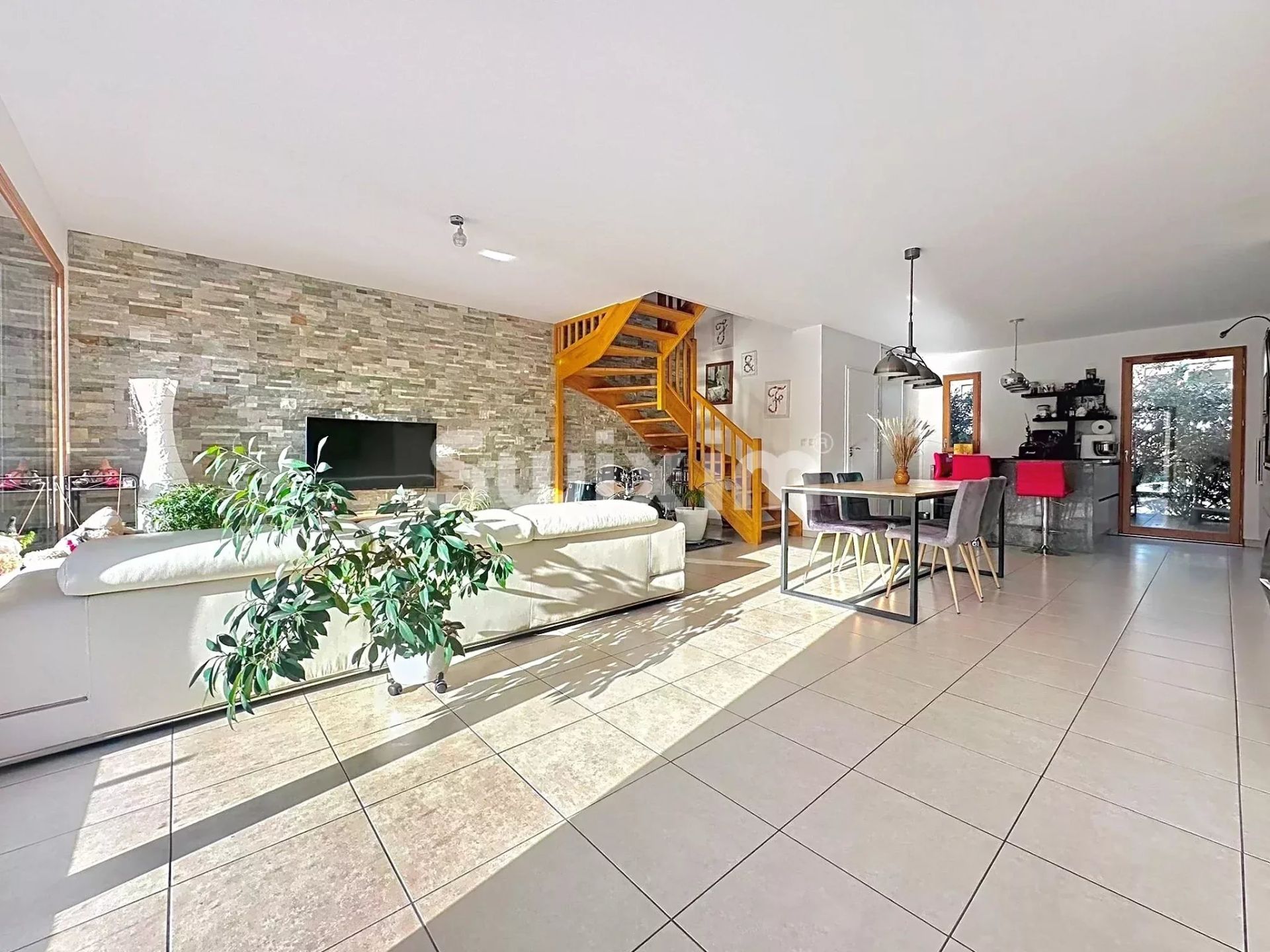 house 5 Rooms for rent on Échenevex (01170)