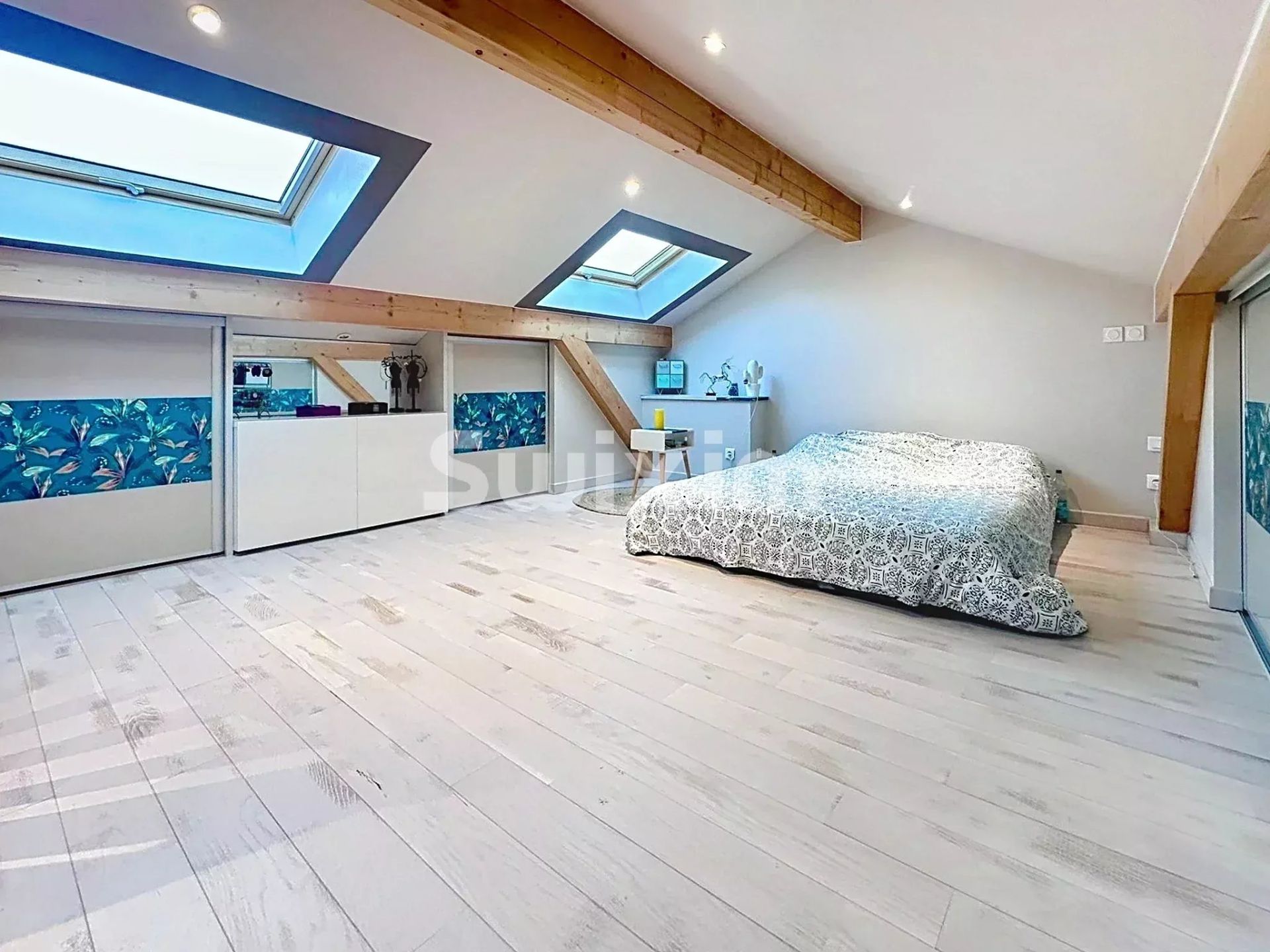 house 5 Rooms for rent on Échenevex (01170)