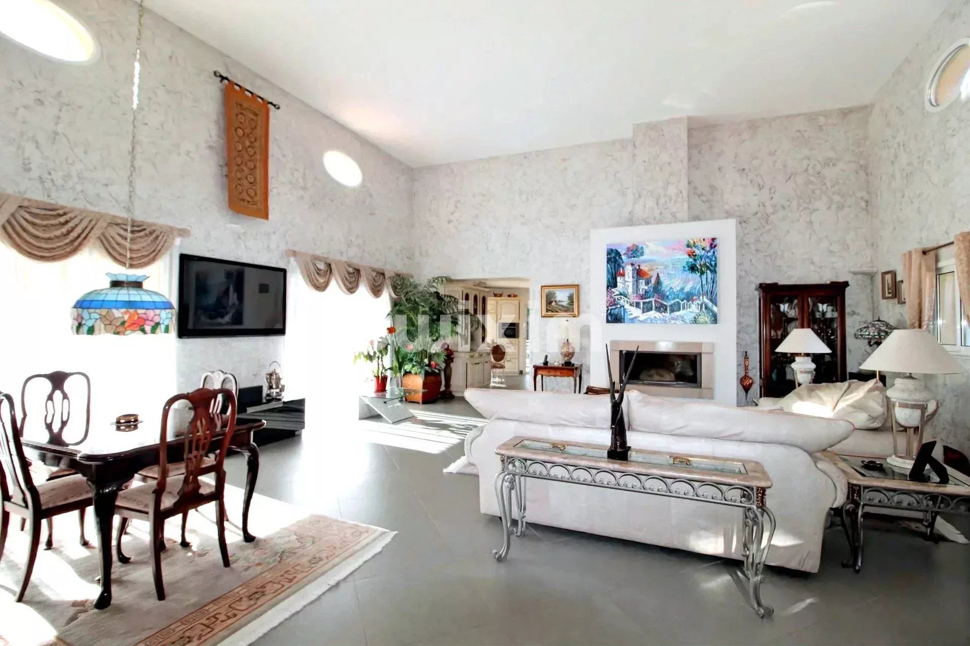 house 6 Rooms for sale on Les Arcs (83460)