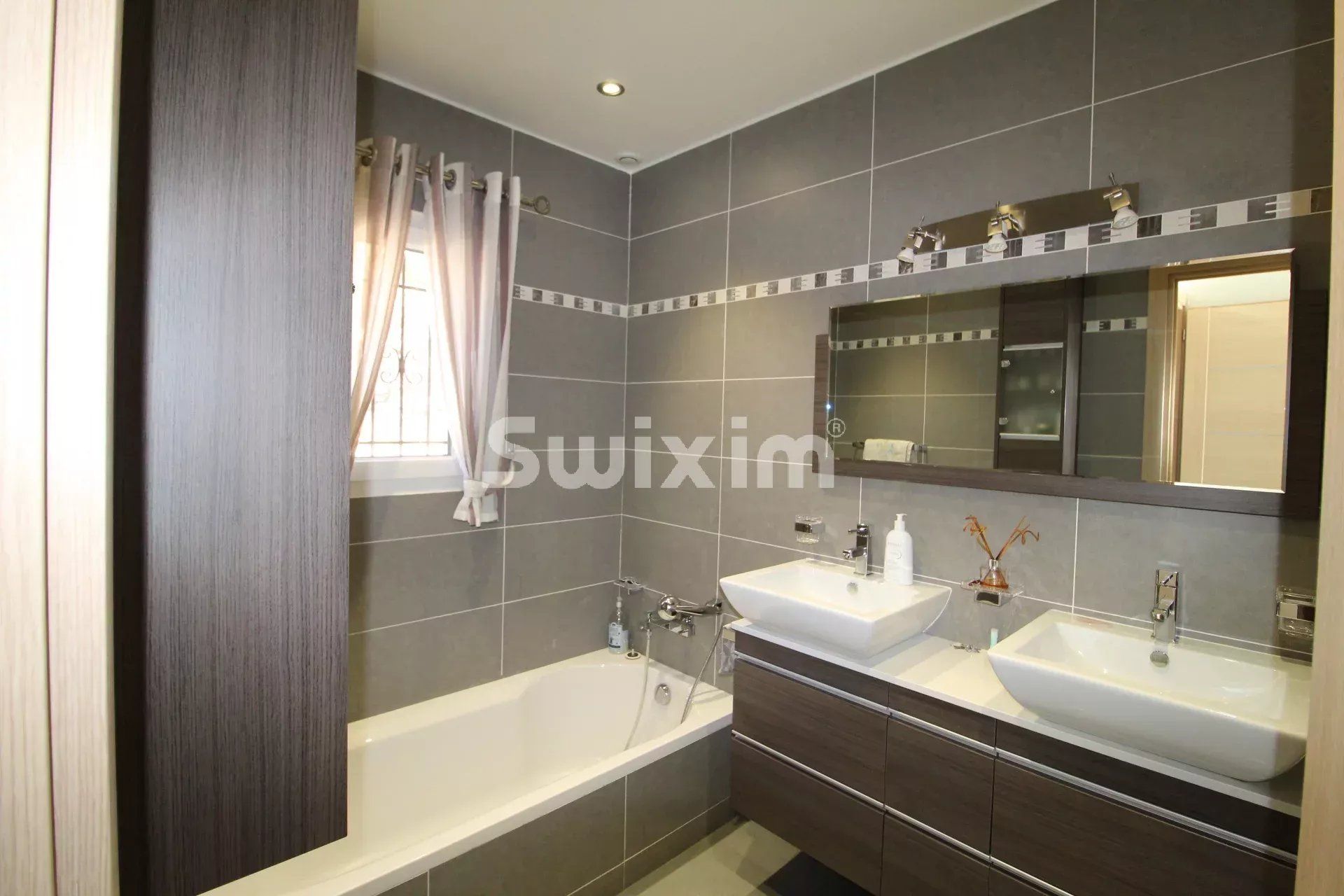 house 6 Rooms for sale on Les Arcs (83460)