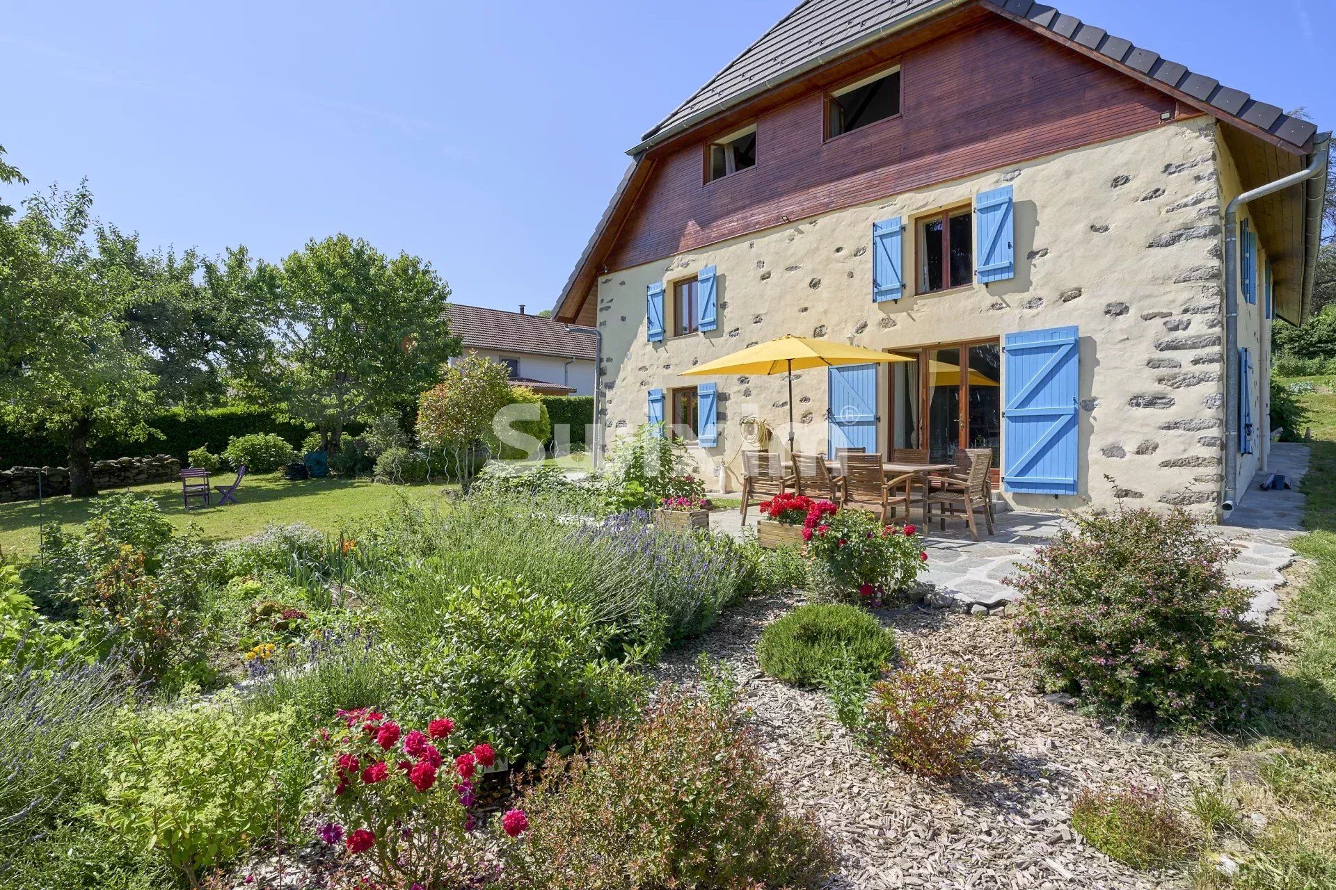 house 10 Rooms for sale on Pers-Jussy (74930)