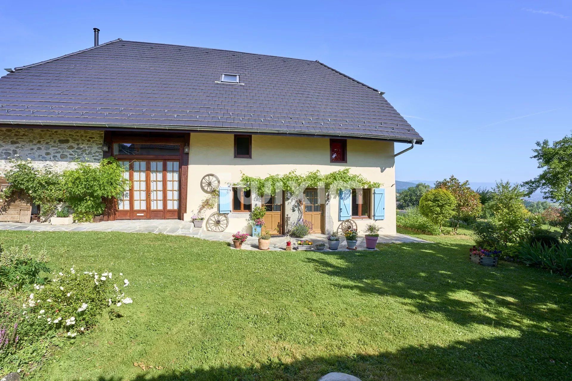 house 10 Rooms for sale on Pers-Jussy (74930)