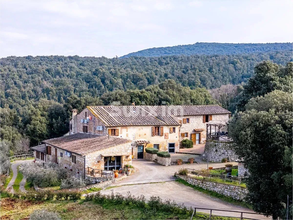 propriété 30 Pièces en vente sur Monteriggioni (53035)
