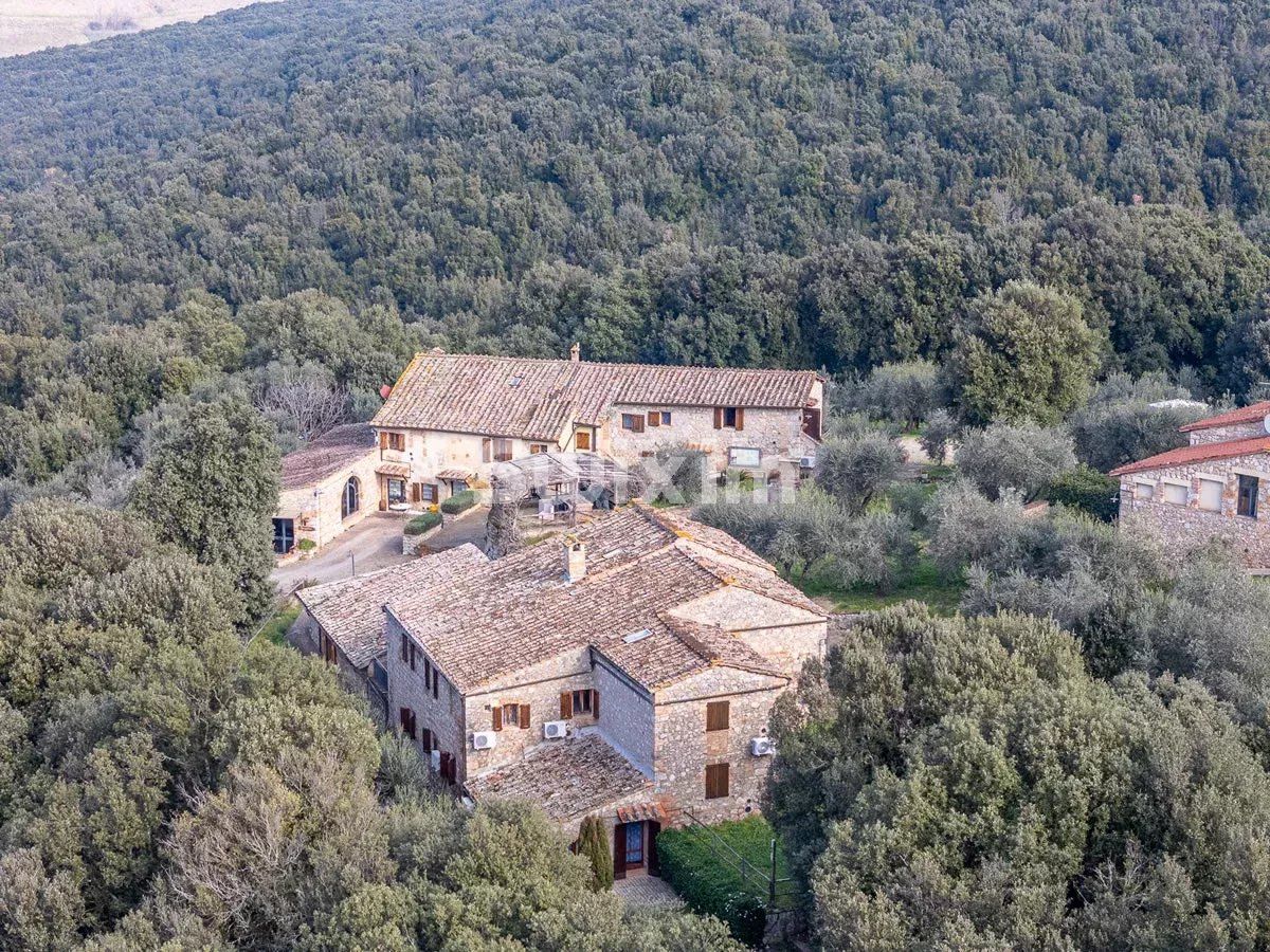 propriété 30 Pièces en vente sur Monteriggioni (53035)
