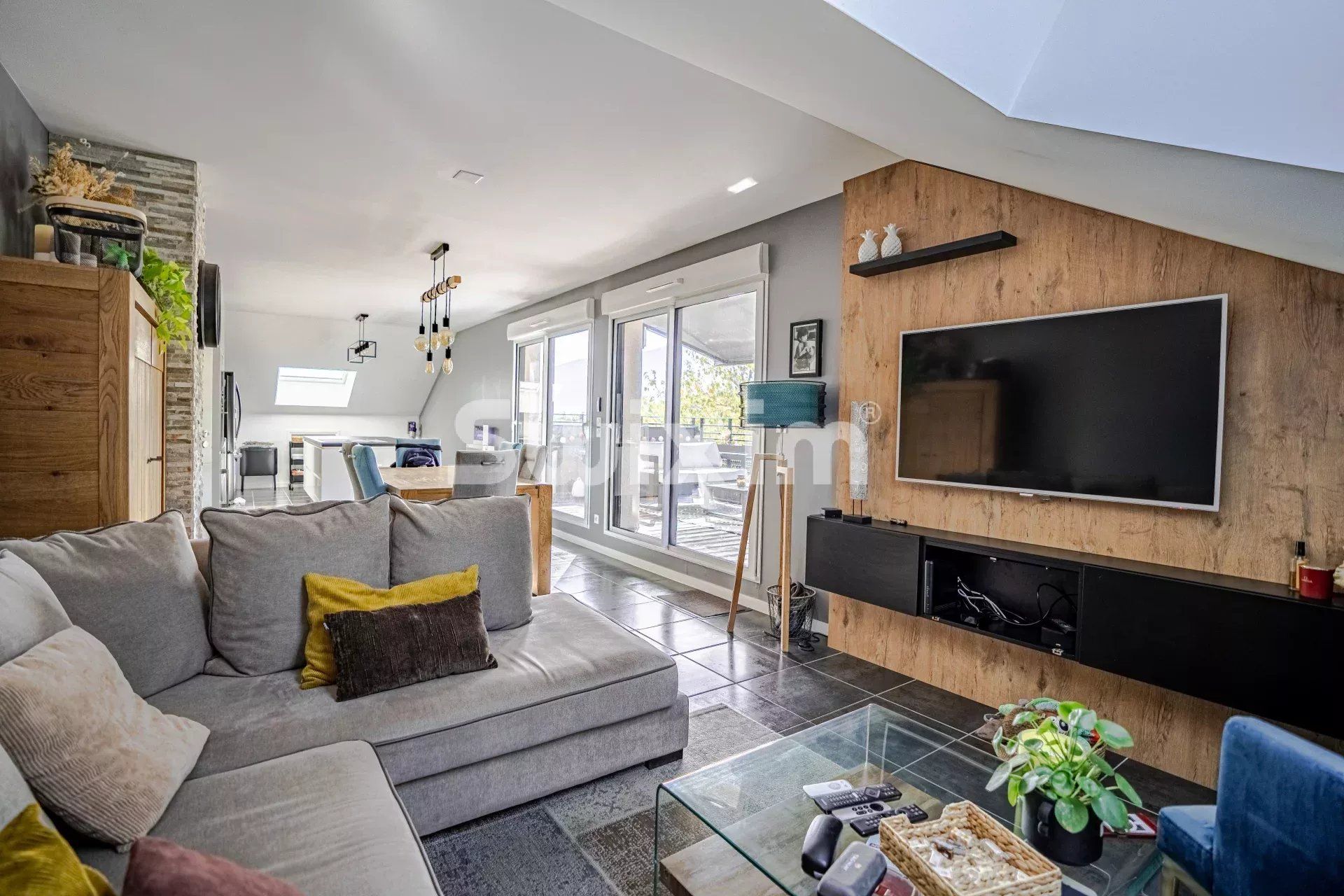 apartment 4 Rooms for sale on Chevry (01170)