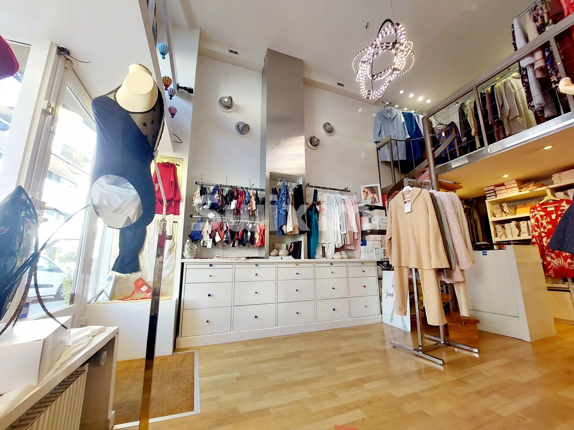 locale commerciale 1 camera in vendita su Divonne-les-Bains (01220)