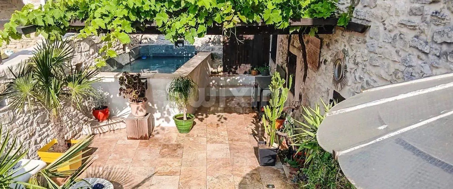 house 3 Rooms for sale on Uzès (30700)