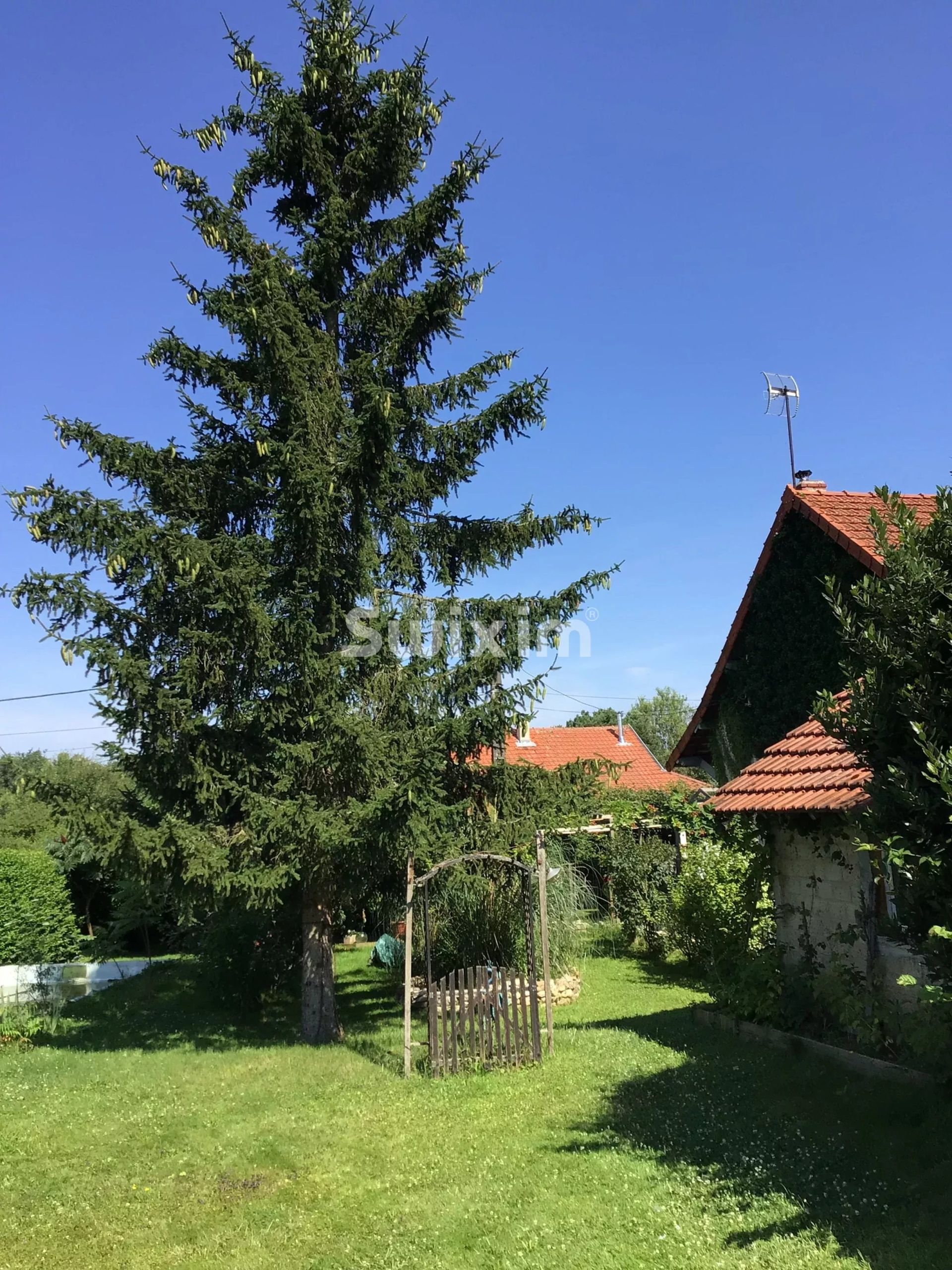 house 6 Rooms for sale on Chaussin (39120)