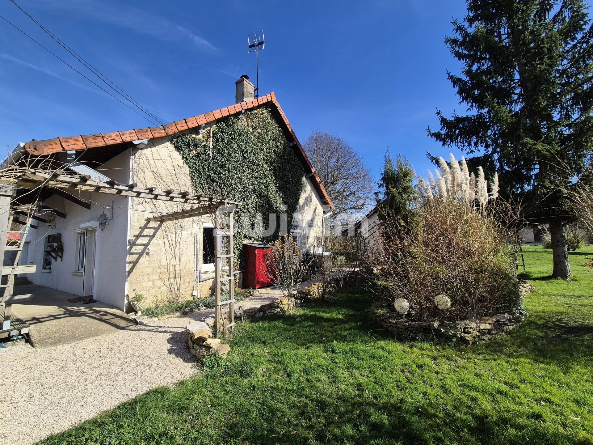 house 6 Rooms for sale on Chaussin (39120)