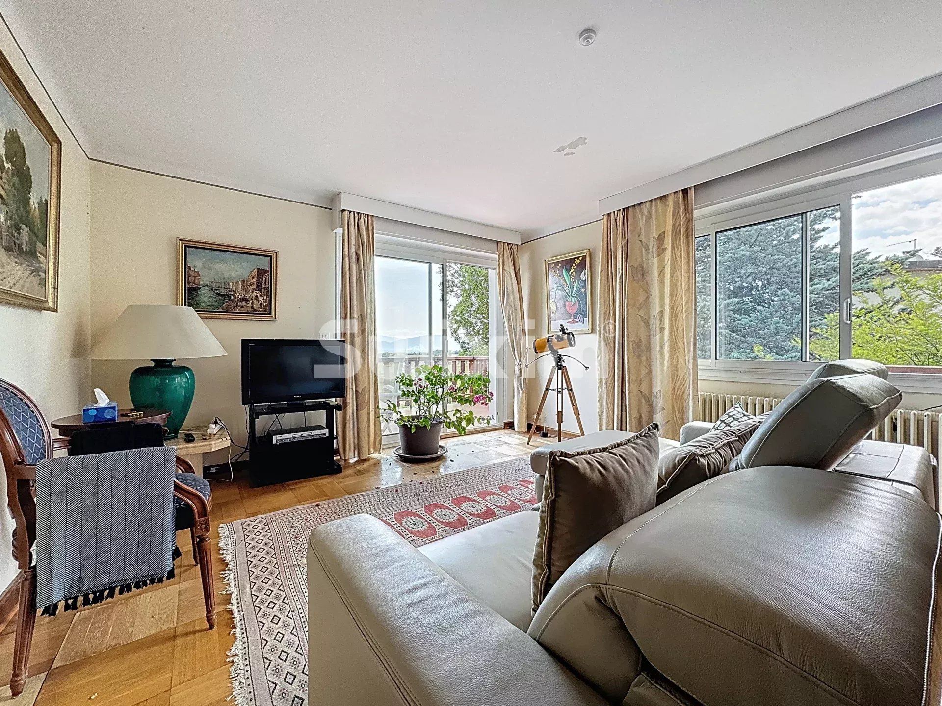 house 6 Rooms for sale on Grilly (01220)