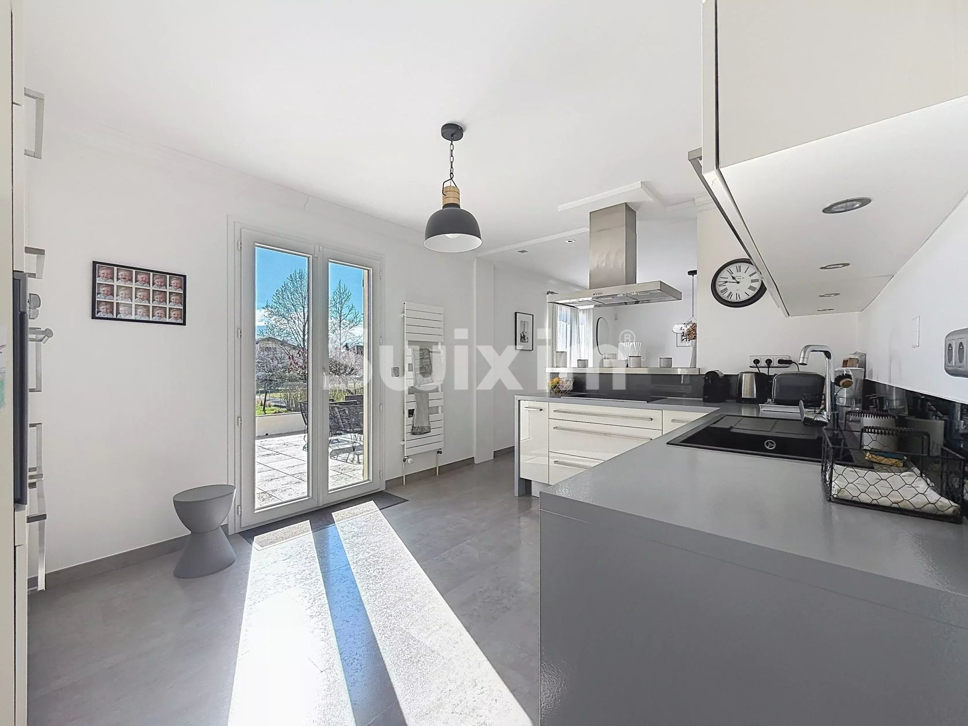 casa 8 Quartos para venda sobre Saint-Genis-Pouilly (01630)