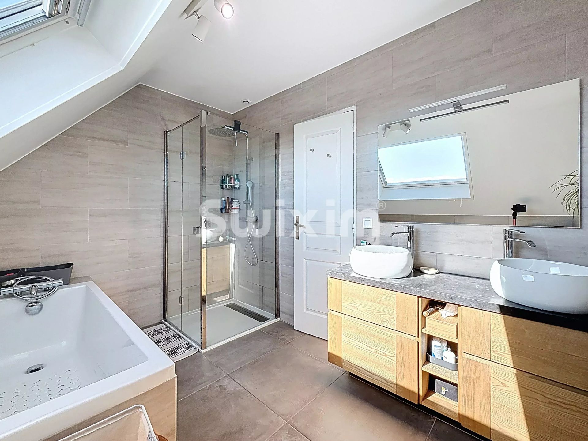 casa 8 Quartos para venda sobre Saint-Genis-Pouilly (01630)