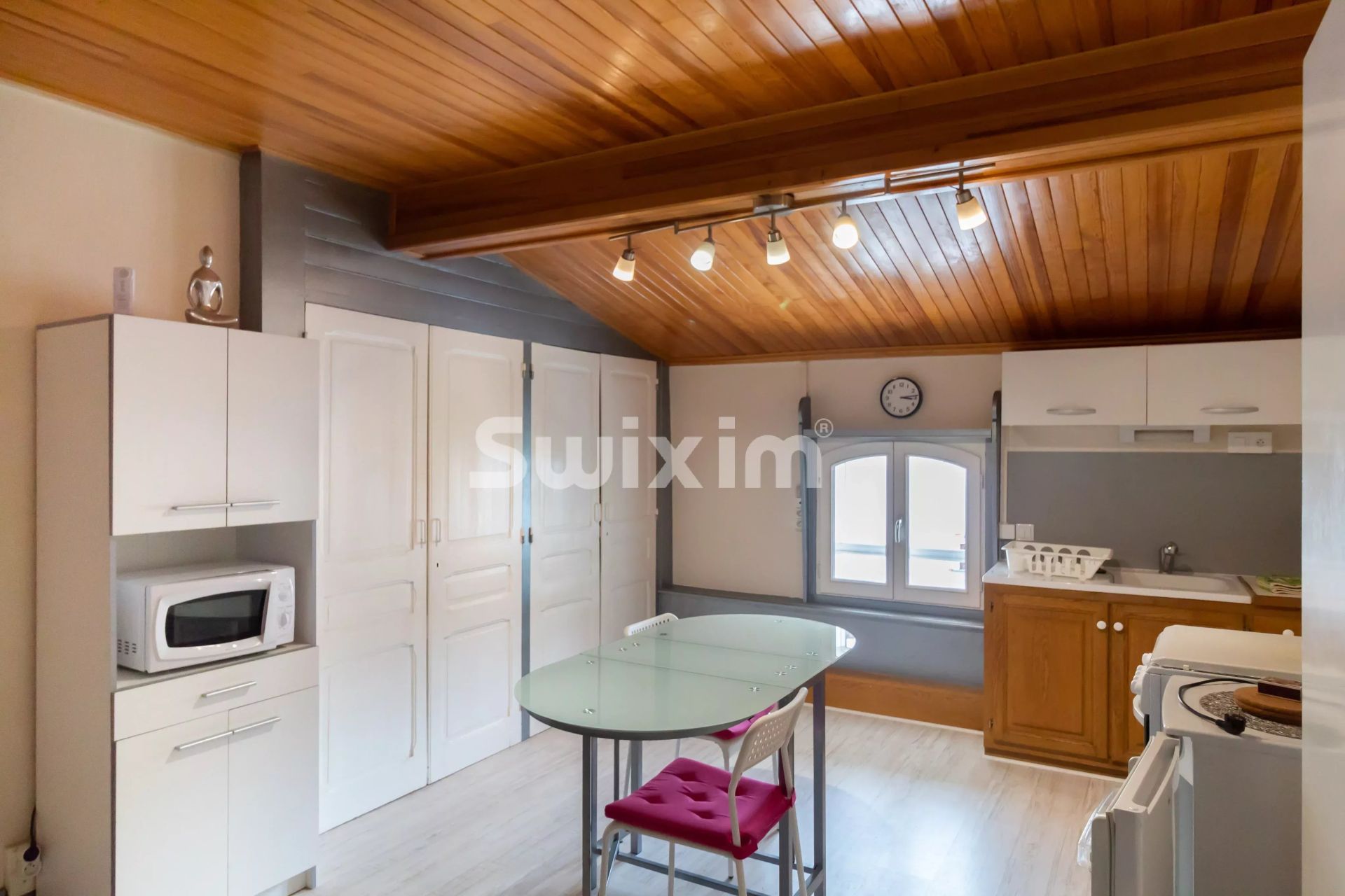 building 12 Rooms for sale on Hauts de Bienne (39400)