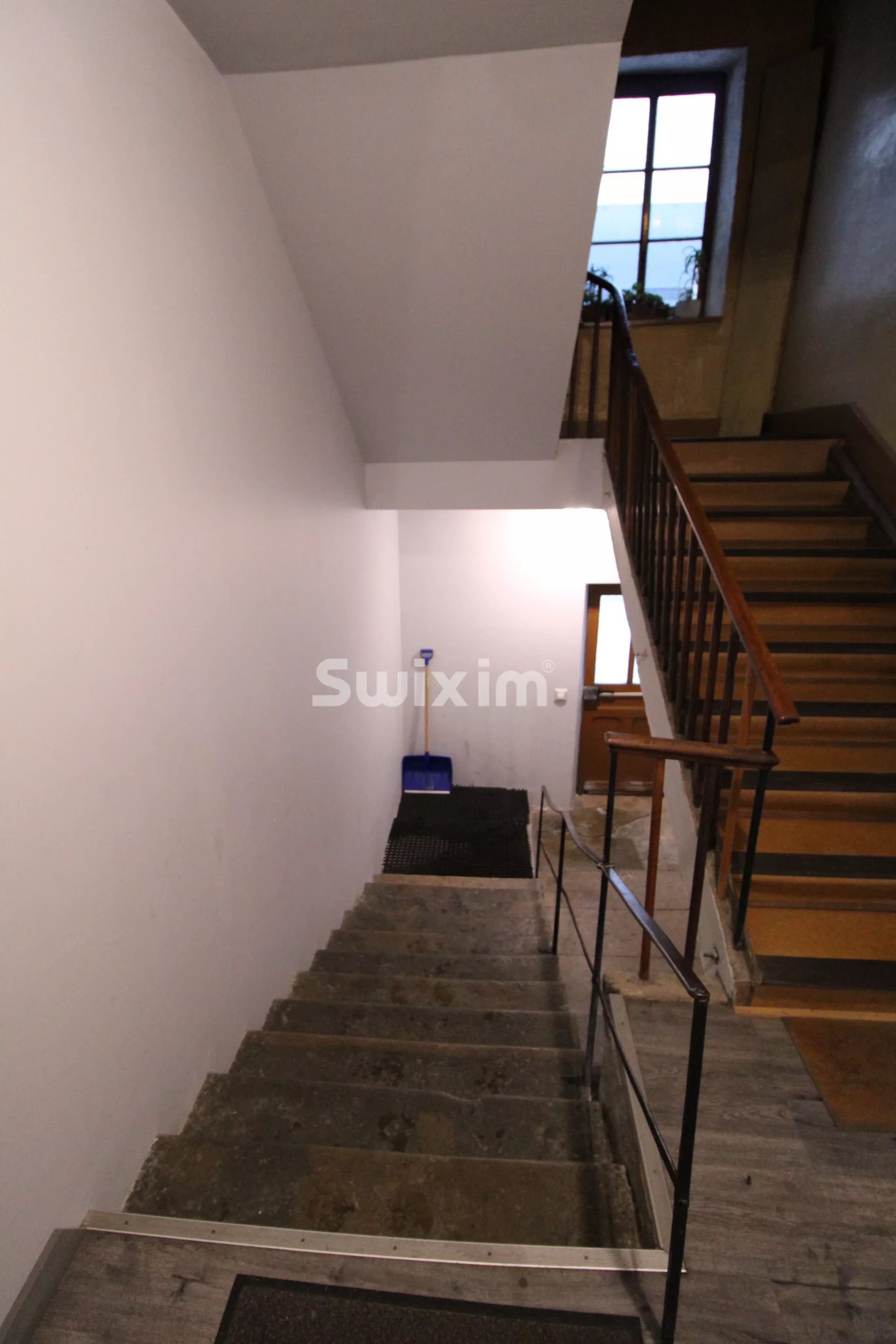 building 12 Rooms for sale on Hauts de Bienne (39400)