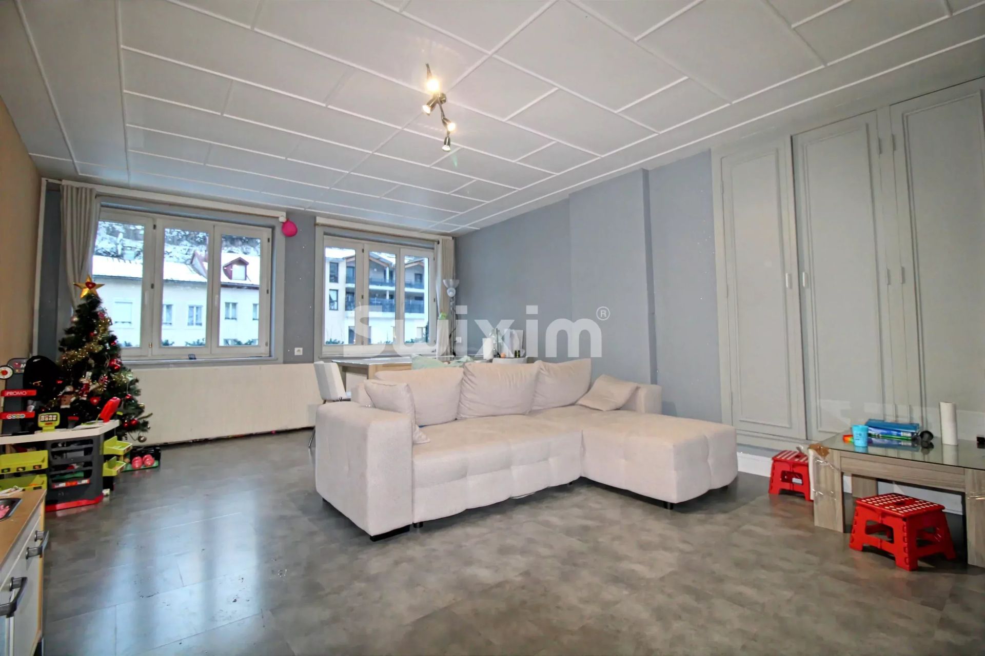 building 12 Rooms for sale on Hauts de Bienne (39400)