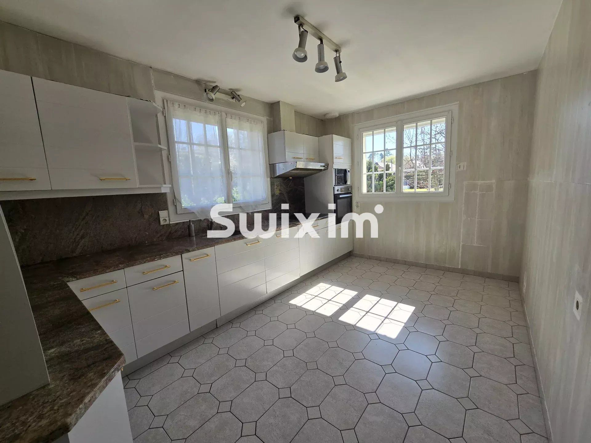 casa 5 Camere in vendita su Lons-le-Saunier (39000)