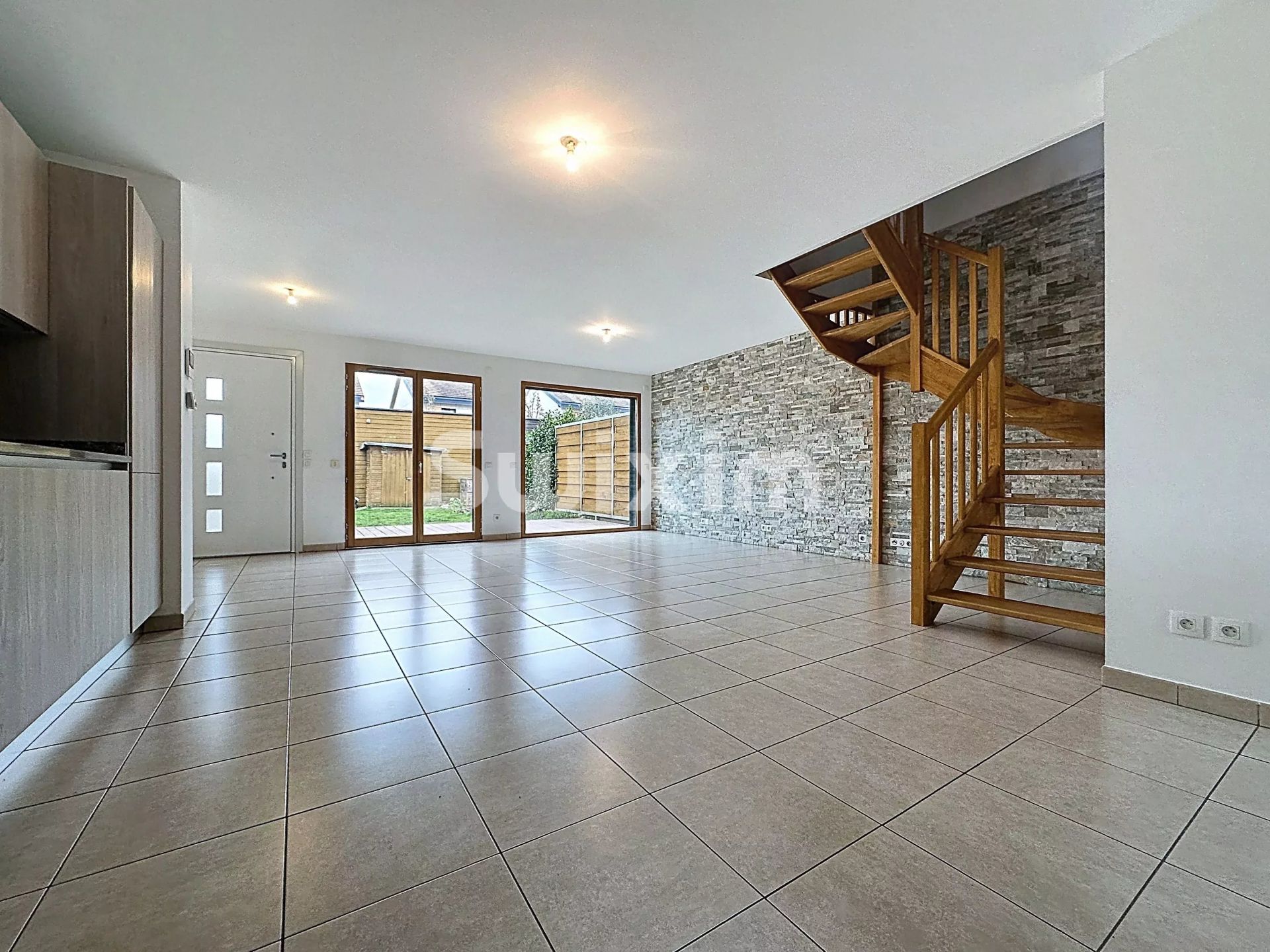 house 5 Rooms for rent on Échenevex (01170)