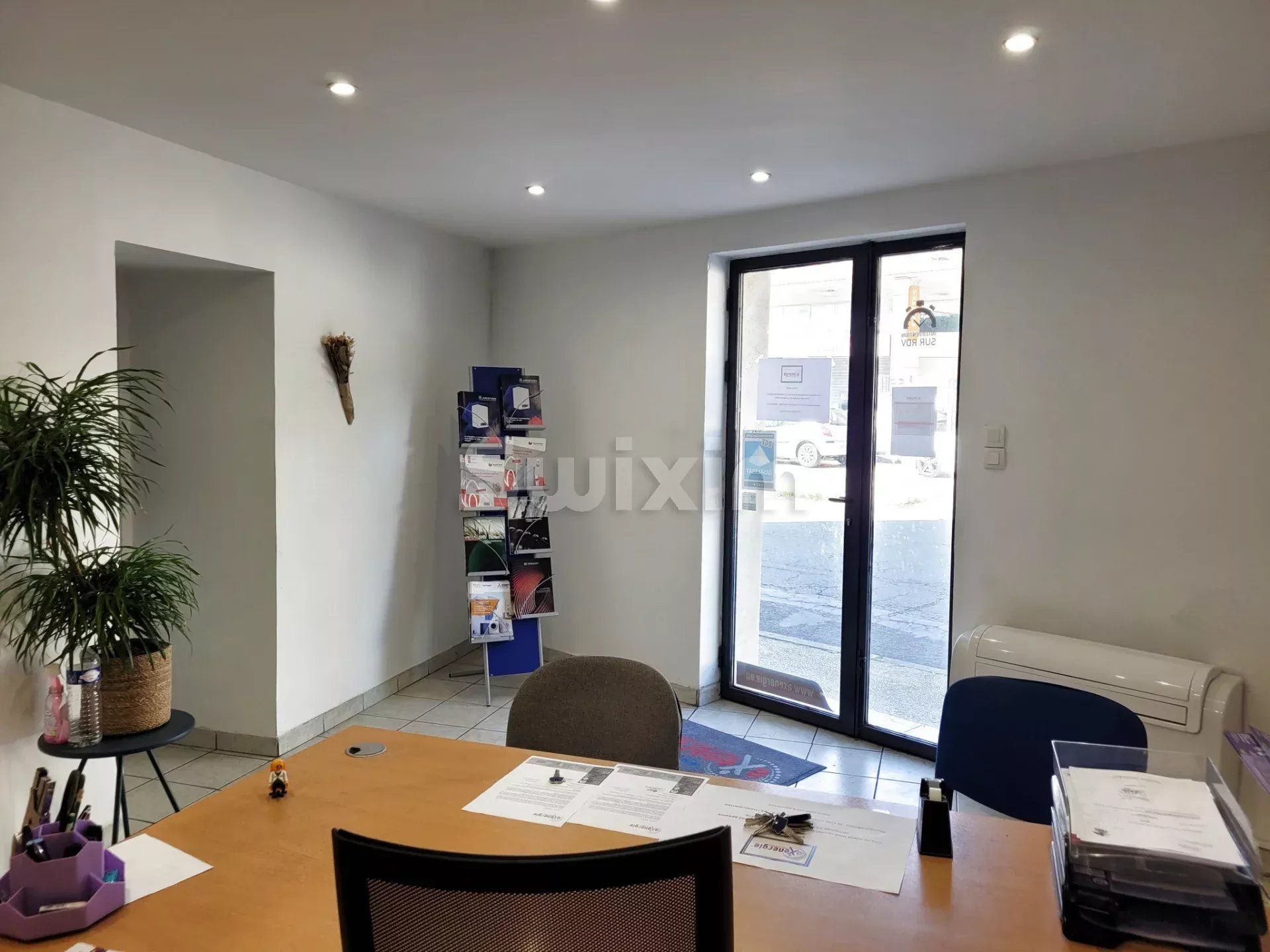 comercial local para venda sobre Uzès (30700)