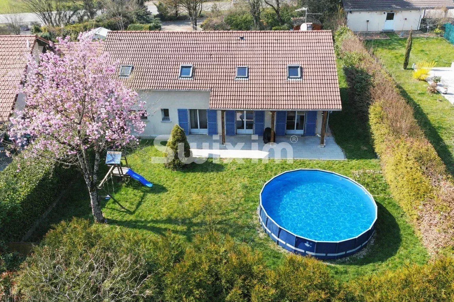 house 8 Rooms for sale on Échenevex (01170)