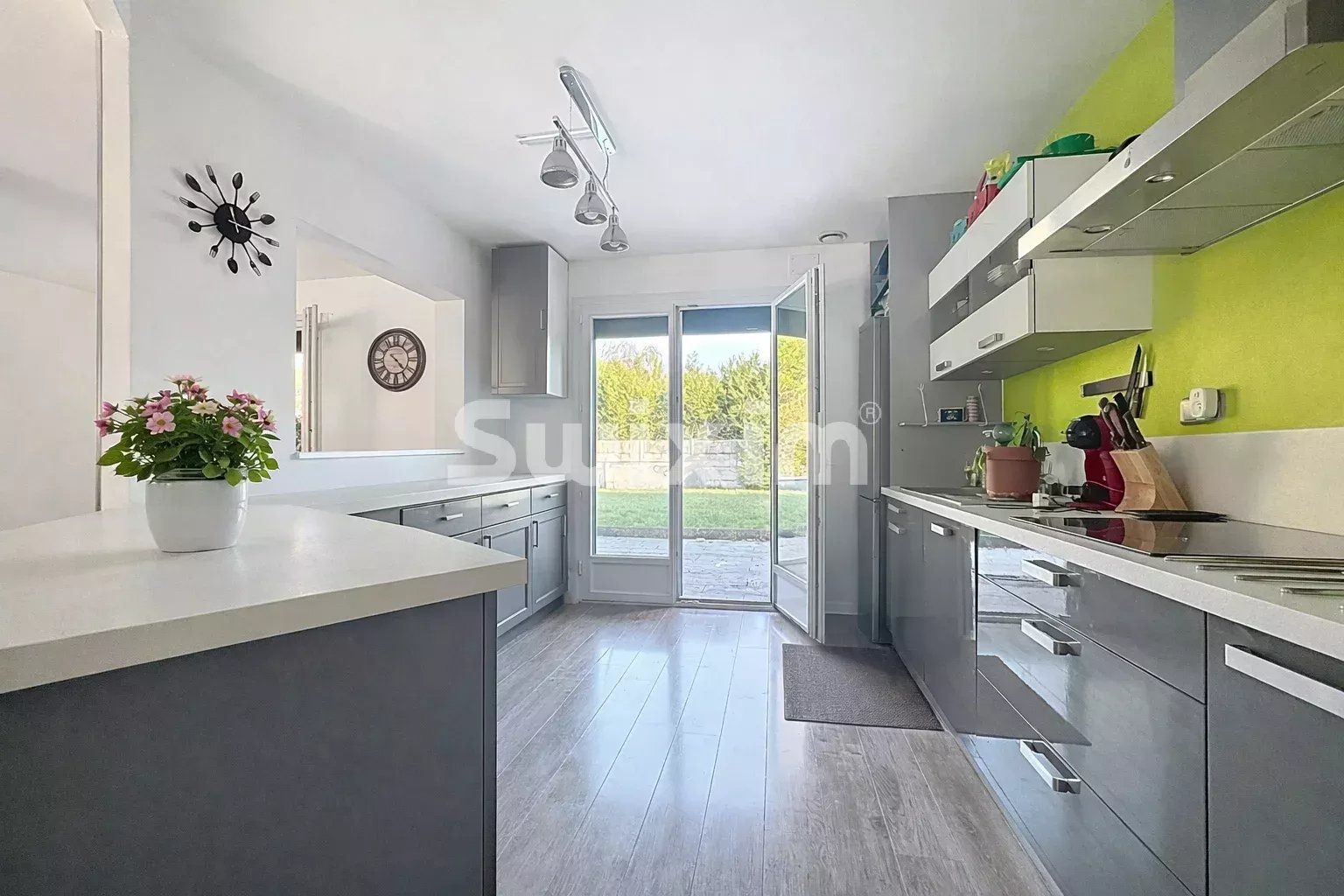 house 8 Rooms for sale on Échenevex (01170)