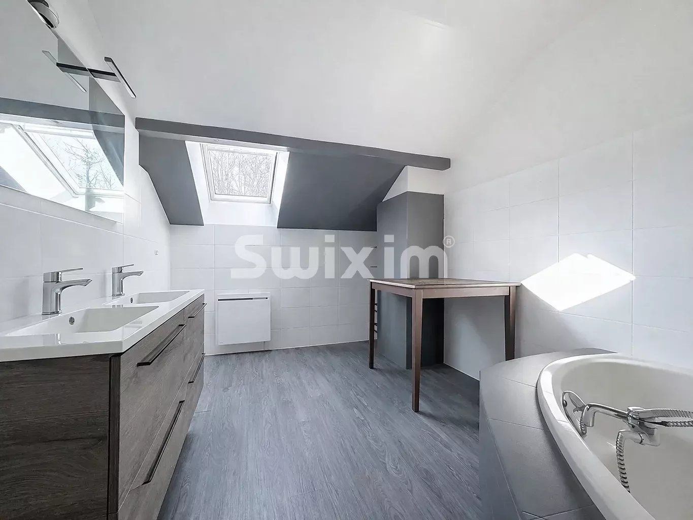 house 8 Rooms for sale on Échenevex (01170)