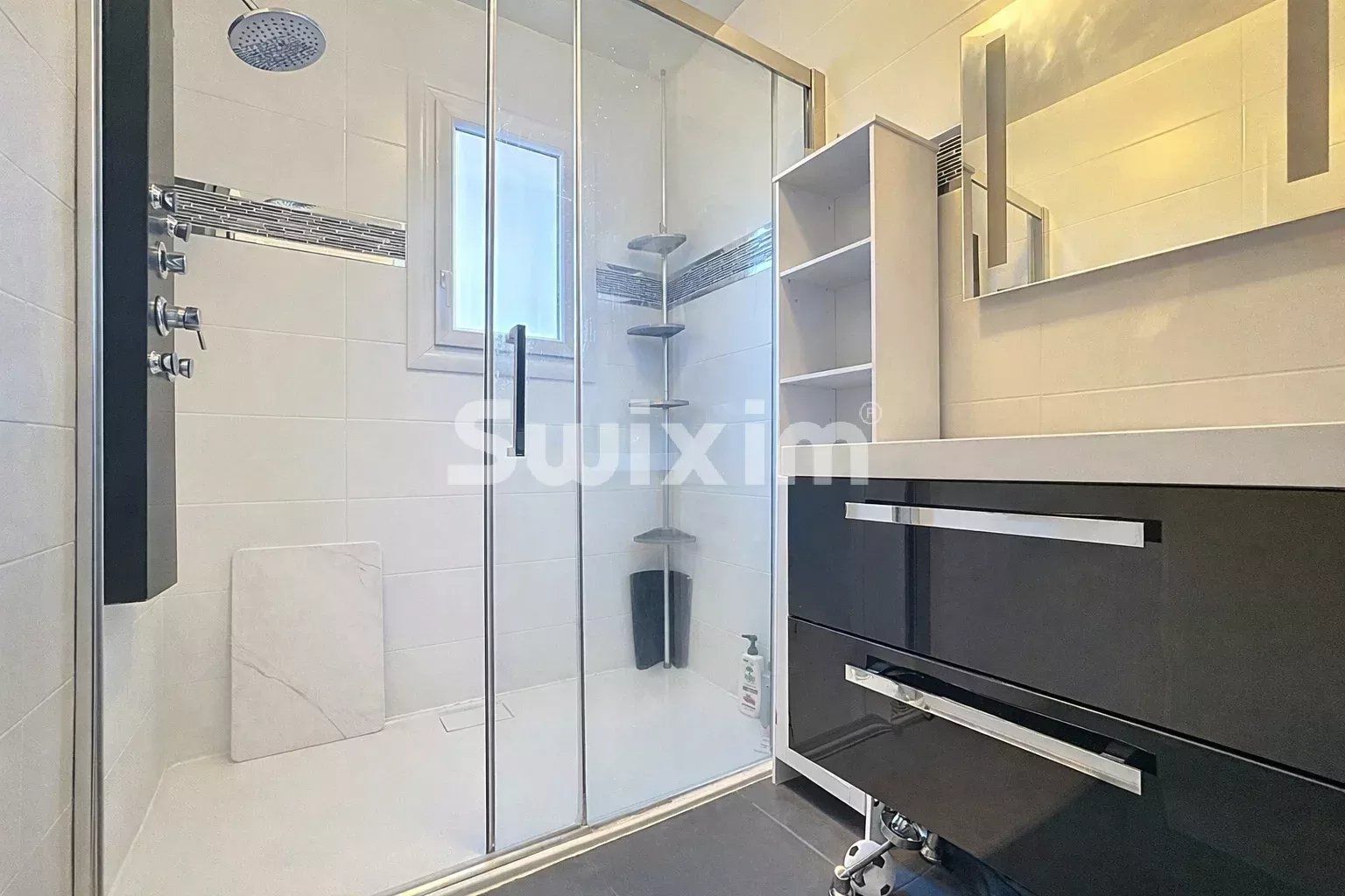 house 8 Rooms for sale on Échenevex (01170)