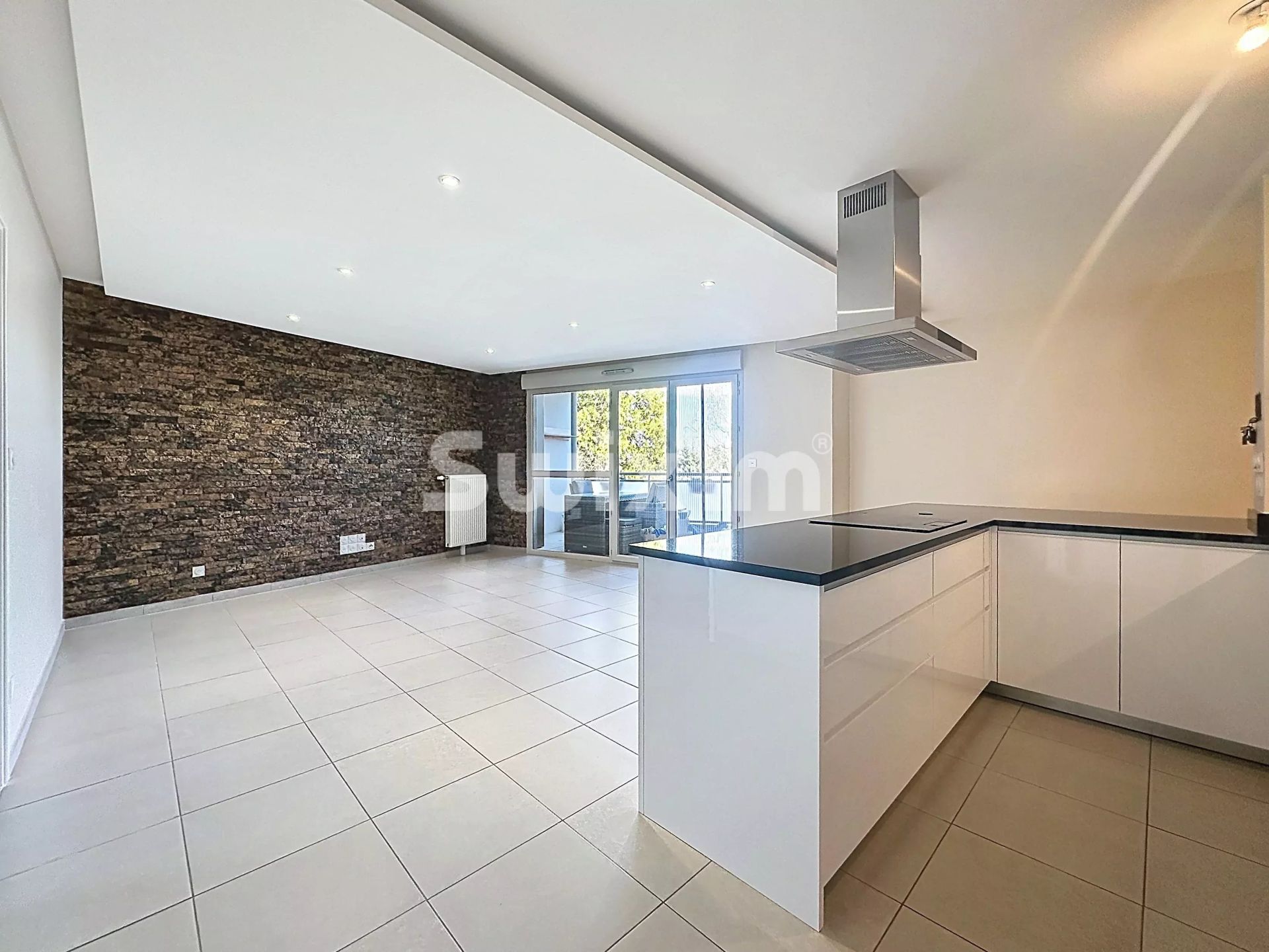 apartamento 4 Quartos para aluguer sobre Saint-Genis-Pouilly (01630)