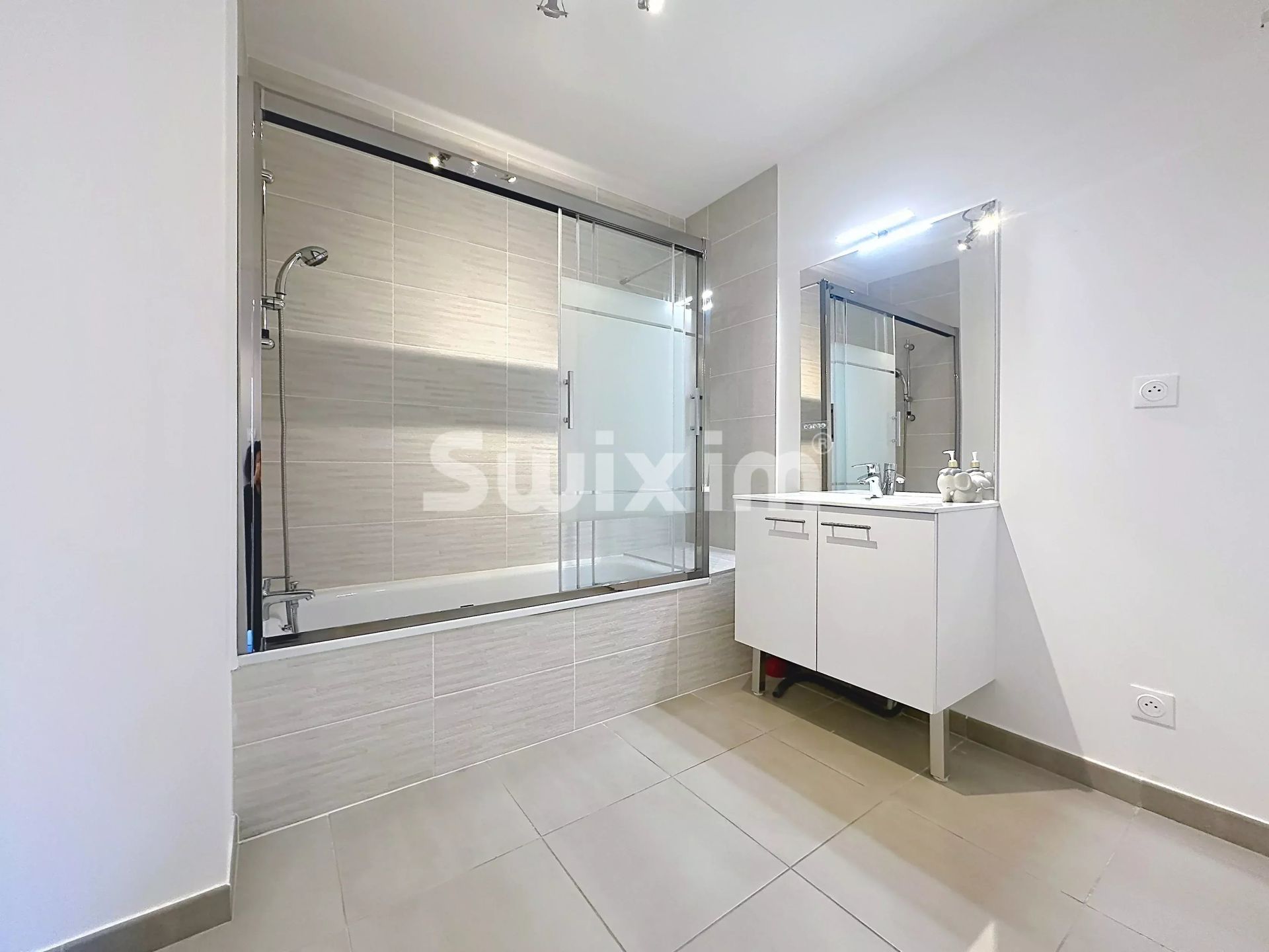 apartamento 4 Quartos para aluguer sobre Saint-Genis-Pouilly (01630)