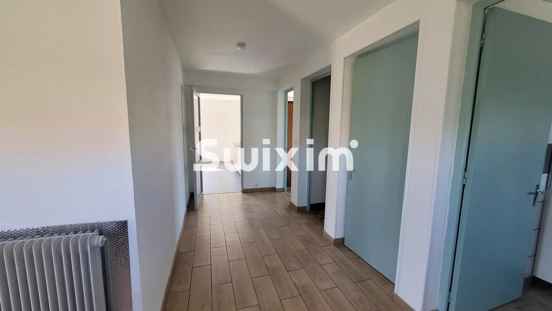 house 4 Rooms for sale on Louhans (71500)