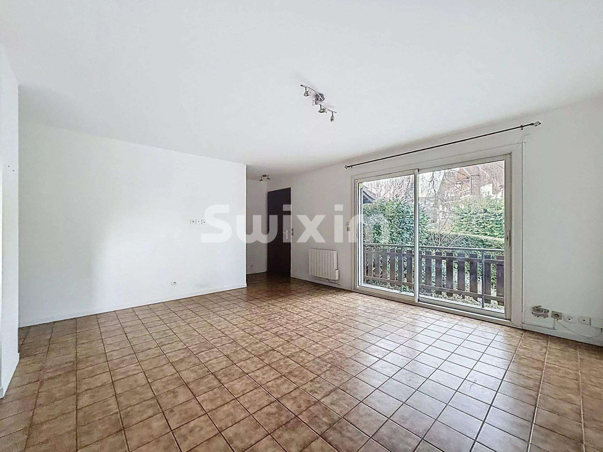 apartment 2 Rooms for sale on Chevry (01170)