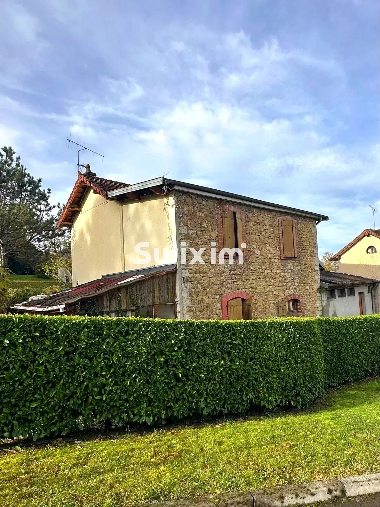 house 8 Rooms for sale on Lons-le-Saunier (39000)