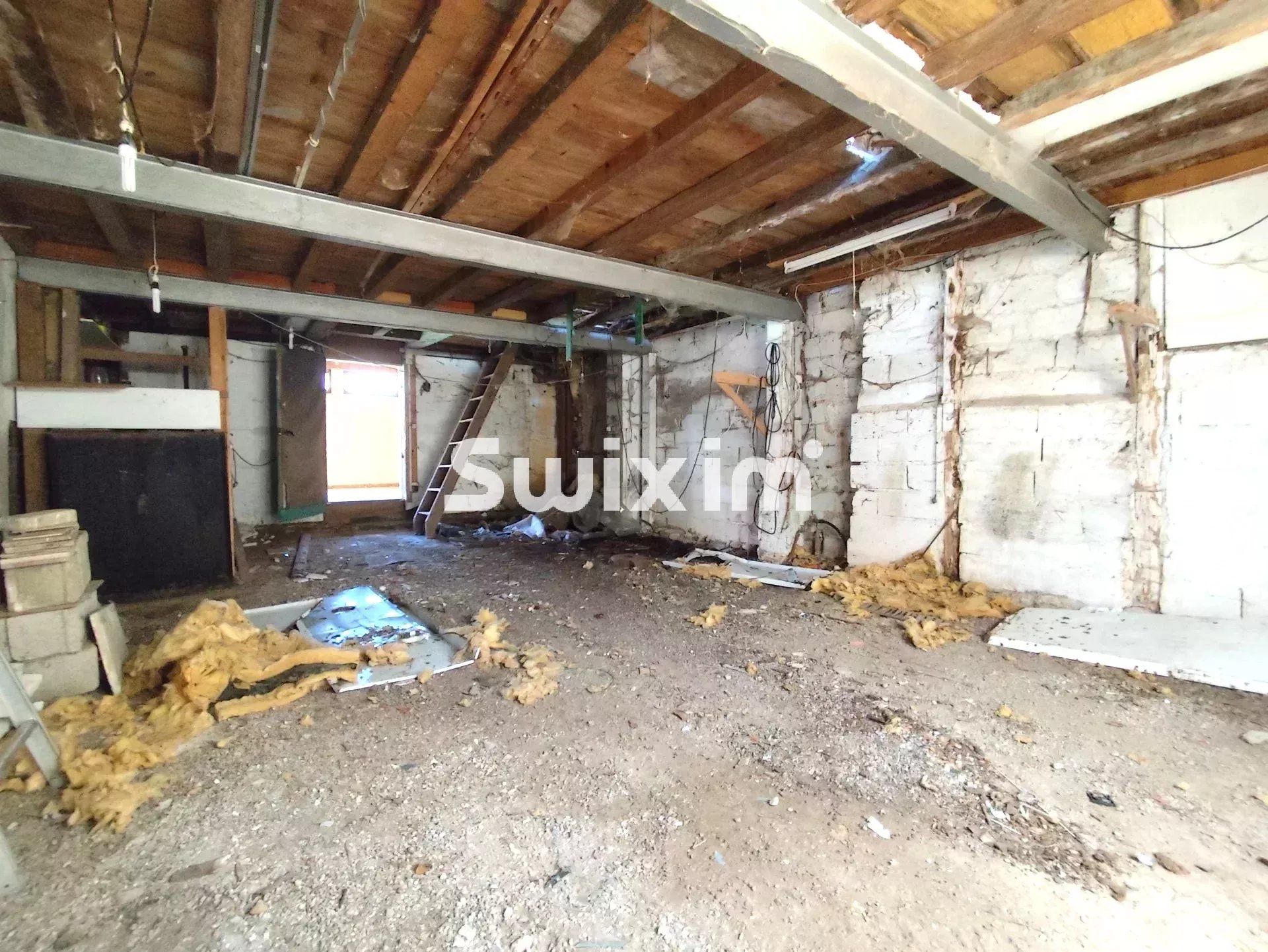 house 8 Rooms for sale on Lons-le-Saunier (39000)