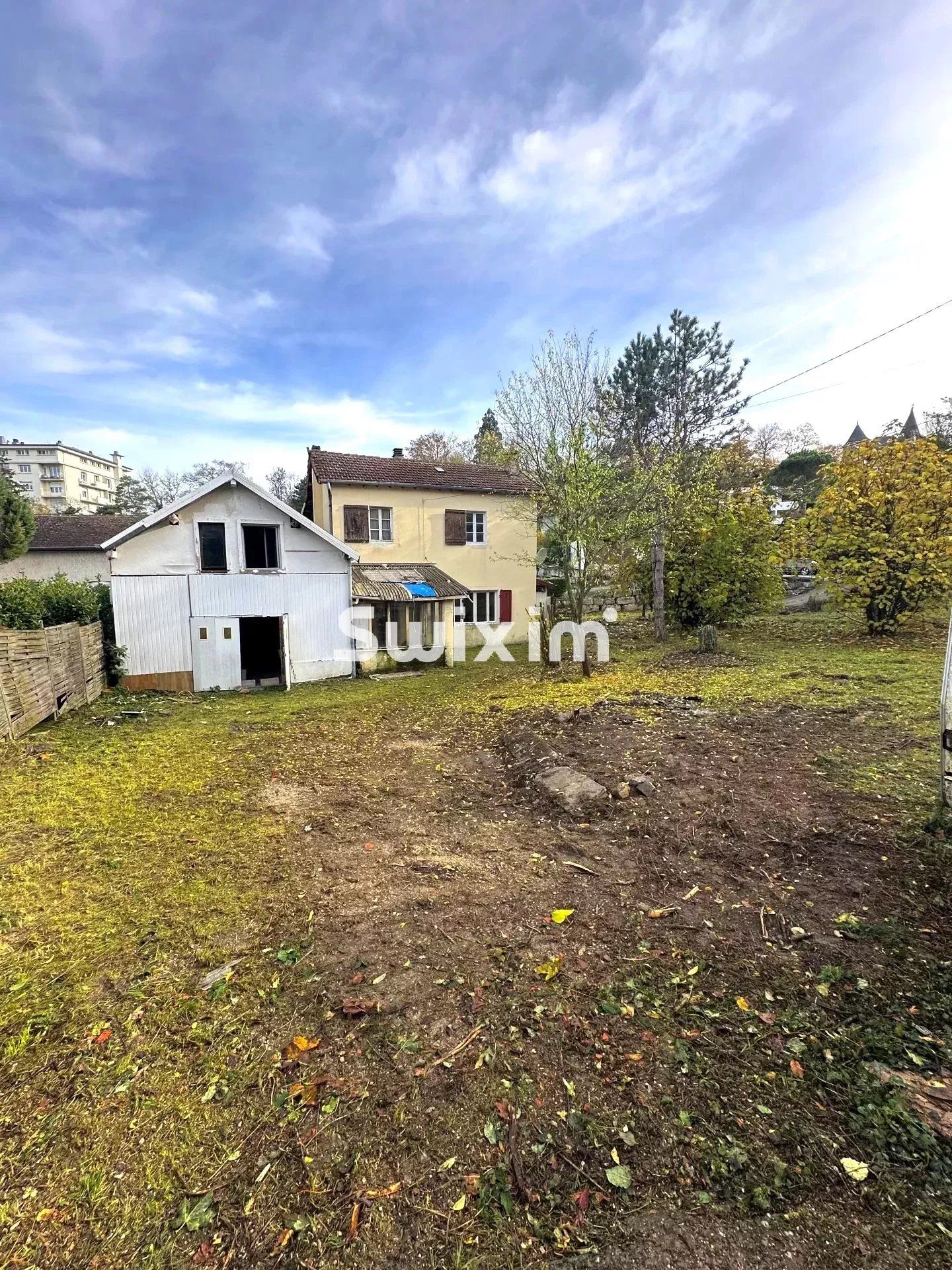 house 8 Rooms for sale on Lons-le-Saunier (39000)